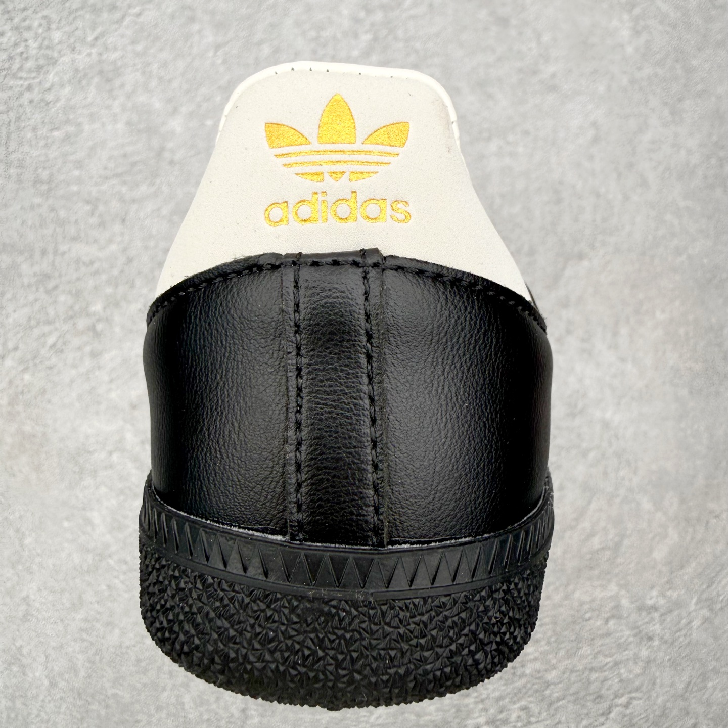 图片[8]-＃HZ AD Original Samba OG 桑巴复古经典轻便板鞋 JP5282 口碑大厂出品 全网最全AD系列 品控大底版型不断改良更新 全套原纸板楦头开发 确保原汁原味 完美呈现桑巴版型 一比一鞋头弧度高度鞋身弧度 此版本只针对中端市场 皮料材质有所更替 其他数据细节工艺流程均保持一致 绝不口嗨 细节品控鞋型随意对比 正确烫金高频细节 原装纳米超迁皮料 独家私模橡胶大底 原盒原配 这款桑巴鞋展示了高质量的工艺 带有装饰的超锁缝制和无缝的手感 柔软、柔软的皮革造型和标志性的3条纹完成了精致的外观 正规合身鞋带 鞋面上有绒面鞋垫 橡胶鞋底 享受正畸套筒软感 自50年代首次亮相以来就一直在赢得粉丝的青睐 尺码：36 36.5 37.5 38 38.5 39 40 40.5 41 42 42.5 43 44 44.5 45-选品中心