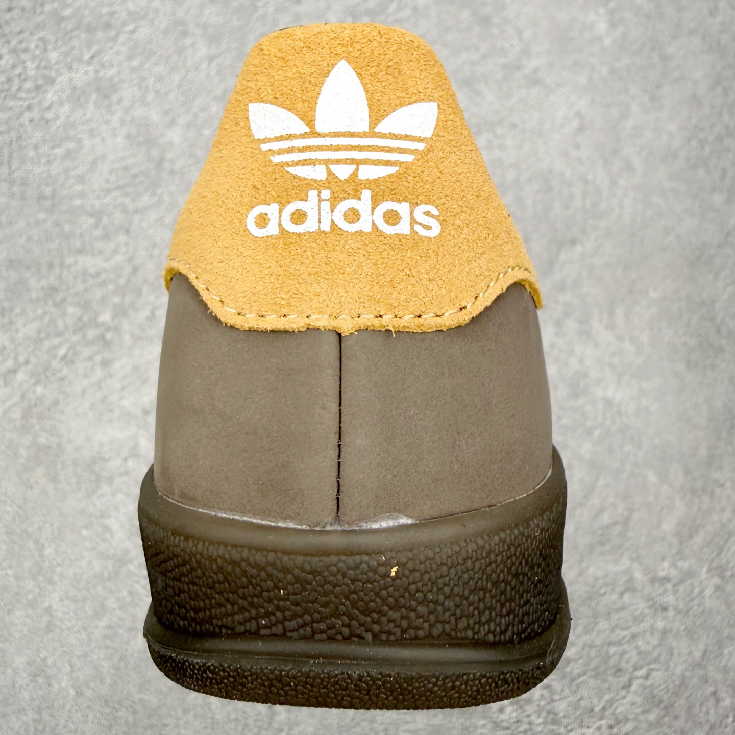 图片[8]-＃HZ AD Original Gazelle Indoor Trainers 瞪羚室内鞋系列低帮复古百搭休闲运动德训风板鞋 JQ8386 口碑大厂出品 全网最全AD系列 品控大底版型不断改良更新 全套原纸板楦头开发 确保原汁原味 完美呈现桑巴版型 长期补货超性价比特供批次 原厂定制长毛翻毛皮组合环保纤维革鞋面材质 内置环保海玻璃鞋垫 外置RB橡胶大底 产品品控稳定性领先行业 原厂全套原楦原纸板冲刀磨具开发 原厂皮料加持 原厂港宝加持定型后跟R度完美 将复古进行到底 简约流畅 三十年不变经典 这款Gazelle运动鞋 无论面料、配色、质感或设计 都只在重现其1991年原款的经典 皮革鞋面 撞色三条纹和鞋跟标的设计 力求呈现90年代的经典复古风潮 Samba火热的同时 也带动了其它的复古鞋型 Gazelle便是其中一只 Gazelle Indoor拥有包边更宽的T字型鞋头 更好的保护运动员的前掌 浓浓的复古氛围感 非常适合现在流行的Cleanfit风格 尺码：36 36⅔ 37⅓ 38 38⅔ 39⅓ 40 40⅔ 41⅓ 42 42⅔ 43⅓ 44 44⅔ 45-选品中心