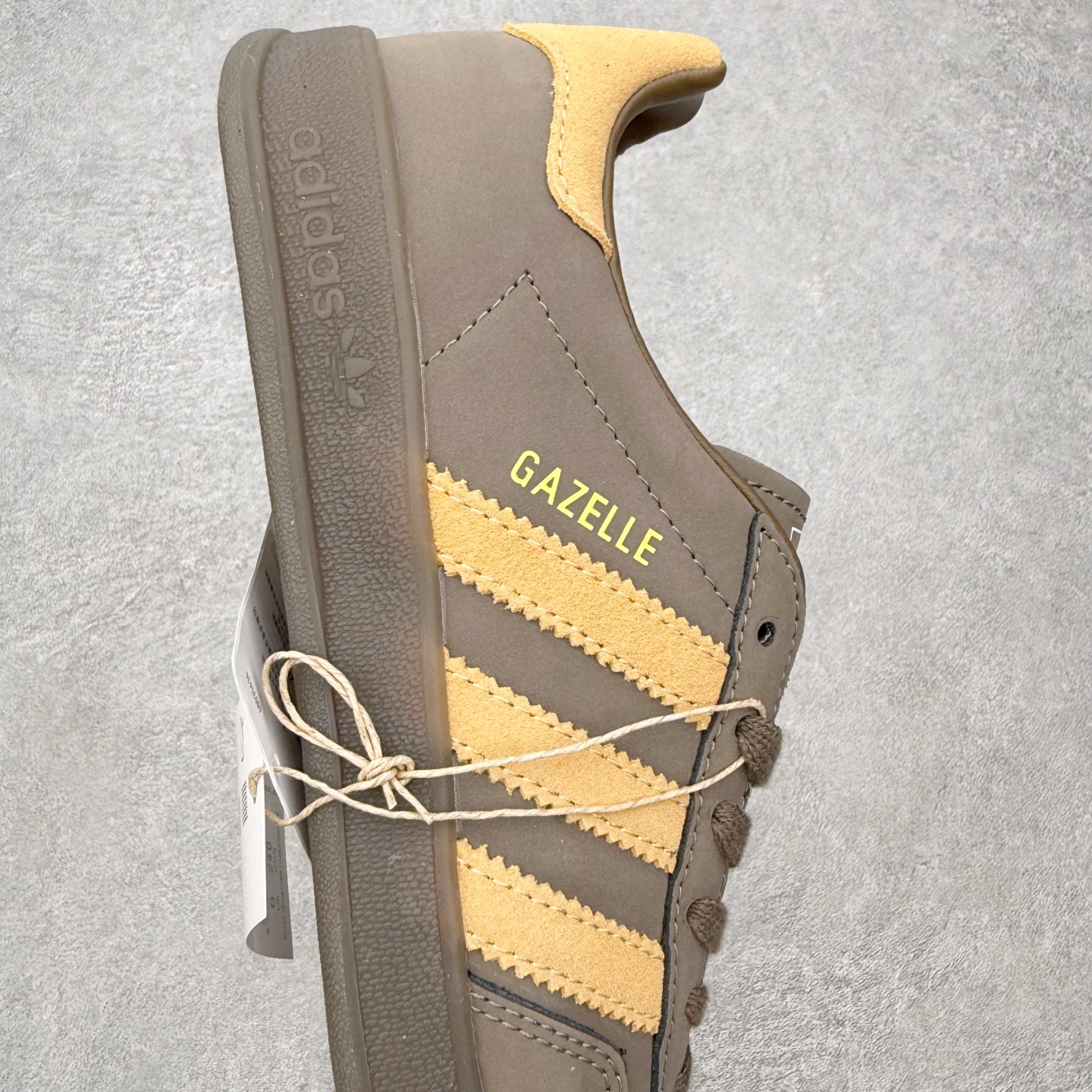 图片[6]-＃HZ AD Original Gazelle Indoor Trainers 瞪羚室内鞋系列低帮复古百搭休闲运动德训风板鞋 JQ8386 口碑大厂出品 全网最全AD系列 品控大底版型不断改良更新 全套原纸板楦头开发 确保原汁原味 完美呈现桑巴版型 长期补货超性价比特供批次 原厂定制长毛翻毛皮组合环保纤维革鞋面材质 内置环保海玻璃鞋垫 外置RB橡胶大底 产品品控稳定性领先行业 原厂全套原楦原纸板冲刀磨具开发 原厂皮料加持 原厂港宝加持定型后跟R度完美 将复古进行到底 简约流畅 三十年不变经典 这款Gazelle运动鞋 无论面料、配色、质感或设计 都只在重现其1991年原款的经典 皮革鞋面 撞色三条纹和鞋跟标的设计 力求呈现90年代的经典复古风潮 Samba火热的同时 也带动了其它的复古鞋型 Gazelle便是其中一只 Gazelle Indoor拥有包边更宽的T字型鞋头 更好的保护运动员的前掌 浓浓的复古氛围感 非常适合现在流行的Cleanfit风格 尺码：36 36⅔ 37⅓ 38 38⅔ 39⅓ 40 40⅔ 41⅓ 42 42⅔ 43⅓ 44 44⅔ 45-选品中心