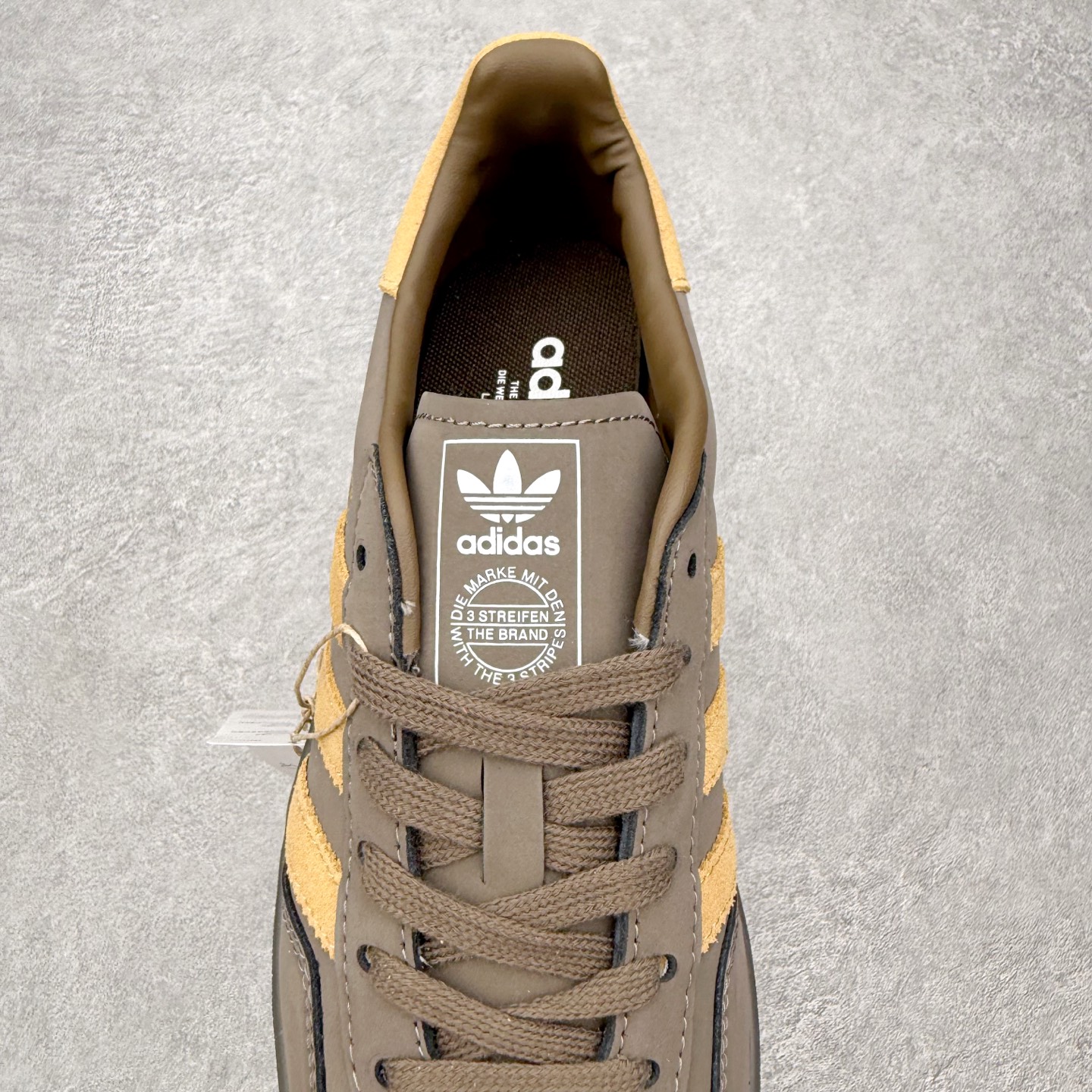 图片[5]-＃HZ AD Original Gazelle Indoor Trainers 瞪羚室内鞋系列低帮复古百搭休闲运动德训风板鞋 JQ8386 口碑大厂出品 全网最全AD系列 品控大底版型不断改良更新 全套原纸板楦头开发 确保原汁原味 完美呈现桑巴版型 长期补货超性价比特供批次 原厂定制长毛翻毛皮组合环保纤维革鞋面材质 内置环保海玻璃鞋垫 外置RB橡胶大底 产品品控稳定性领先行业 原厂全套原楦原纸板冲刀磨具开发 原厂皮料加持 原厂港宝加持定型后跟R度完美 将复古进行到底 简约流畅 三十年不变经典 这款Gazelle运动鞋 无论面料、配色、质感或设计 都只在重现其1991年原款的经典 皮革鞋面 撞色三条纹和鞋跟标的设计 力求呈现90年代的经典复古风潮 Samba火热的同时 也带动了其它的复古鞋型 Gazelle便是其中一只 Gazelle Indoor拥有包边更宽的T字型鞋头 更好的保护运动员的前掌 浓浓的复古氛围感 非常适合现在流行的Cleanfit风格 尺码：36 36⅔ 37⅓ 38 38⅔ 39⅓ 40 40⅔ 41⅓ 42 42⅔ 43⅓ 44 44⅔ 45-选品中心