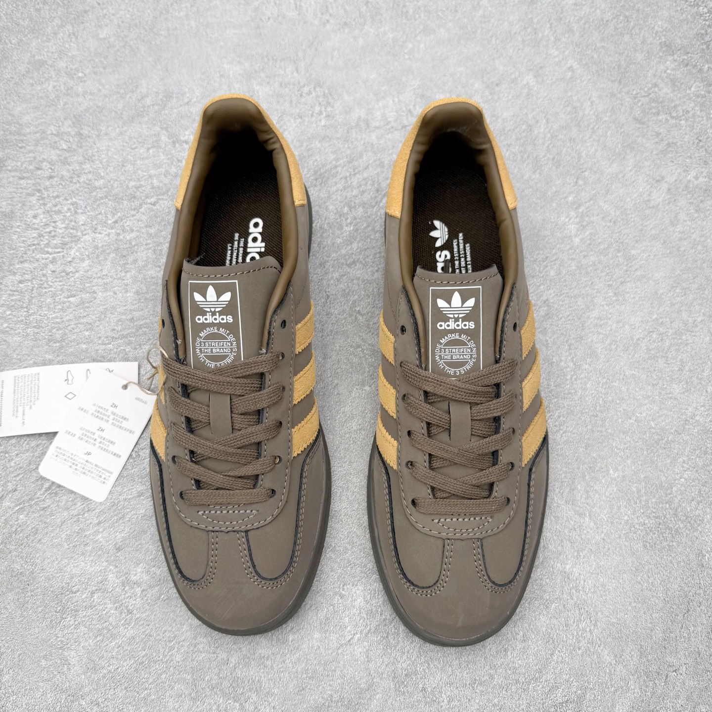 图片[2]-＃HZ AD Original Gazelle Indoor Trainers 瞪羚室内鞋系列低帮复古百搭休闲运动德训风板鞋 JQ8386 口碑大厂出品 全网最全AD系列 品控大底版型不断改良更新 全套原纸板楦头开发 确保原汁原味 完美呈现桑巴版型 长期补货超性价比特供批次 原厂定制长毛翻毛皮组合环保纤维革鞋面材质 内置环保海玻璃鞋垫 外置RB橡胶大底 产品品控稳定性领先行业 原厂全套原楦原纸板冲刀磨具开发 原厂皮料加持 原厂港宝加持定型后跟R度完美 将复古进行到底 简约流畅 三十年不变经典 这款Gazelle运动鞋 无论面料、配色、质感或设计 都只在重现其1991年原款的经典 皮革鞋面 撞色三条纹和鞋跟标的设计 力求呈现90年代的经典复古风潮 Samba火热的同时 也带动了其它的复古鞋型 Gazelle便是其中一只 Gazelle Indoor拥有包边更宽的T字型鞋头 更好的保护运动员的前掌 浓浓的复古氛围感 非常适合现在流行的Cleanfit风格 尺码：36 36⅔ 37⅓ 38 38⅔ 39⅓ 40 40⅔ 41⅓ 42 42⅔ 43⅓ 44 44⅔ 45-选品中心
