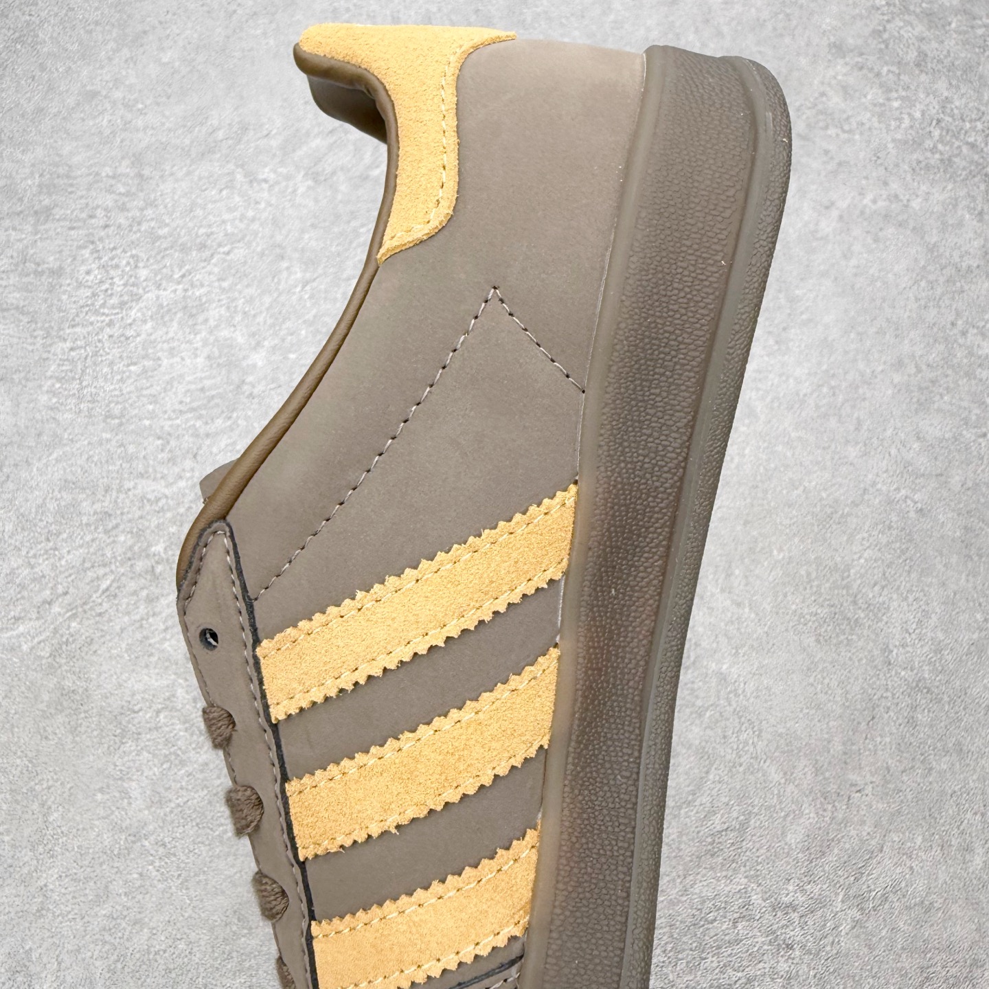 图片[7]-＃HZ AD Original Gazelle Indoor Trainers 瞪羚室内鞋系列低帮复古百搭休闲运动德训风板鞋 JQ8386 口碑大厂出品 全网最全AD系列 品控大底版型不断改良更新 全套原纸板楦头开发 确保原汁原味 完美呈现桑巴版型 长期补货超性价比特供批次 原厂定制长毛翻毛皮组合环保纤维革鞋面材质 内置环保海玻璃鞋垫 外置RB橡胶大底 产品品控稳定性领先行业 原厂全套原楦原纸板冲刀磨具开发 原厂皮料加持 原厂港宝加持定型后跟R度完美 将复古进行到底 简约流畅 三十年不变经典 这款Gazelle运动鞋 无论面料、配色、质感或设计 都只在重现其1991年原款的经典 皮革鞋面 撞色三条纹和鞋跟标的设计 力求呈现90年代的经典复古风潮 Samba火热的同时 也带动了其它的复古鞋型 Gazelle便是其中一只 Gazelle Indoor拥有包边更宽的T字型鞋头 更好的保护运动员的前掌 浓浓的复古氛围感 非常适合现在流行的Cleanfit风格 尺码：36 36⅔ 37⅓ 38 38⅔ 39⅓ 40 40⅔ 41⅓ 42 42⅔ 43⅓ 44 44⅔ 45-选品中心