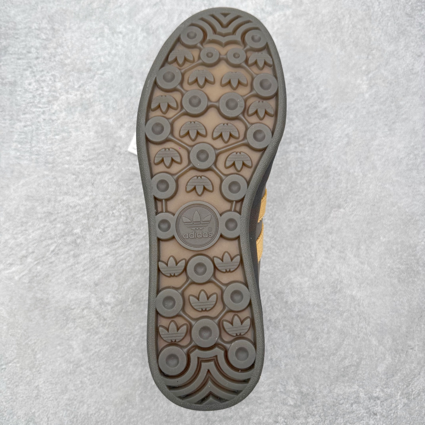 图片[9]-＃HZ AD Original Gazelle Indoor Trainers 瞪羚室内鞋系列低帮复古百搭休闲运动德训风板鞋 JQ8386 口碑大厂出品 全网最全AD系列 品控大底版型不断改良更新 全套原纸板楦头开发 确保原汁原味 完美呈现桑巴版型 长期补货超性价比特供批次 原厂定制长毛翻毛皮组合环保纤维革鞋面材质 内置环保海玻璃鞋垫 外置RB橡胶大底 产品品控稳定性领先行业 原厂全套原楦原纸板冲刀磨具开发 原厂皮料加持 原厂港宝加持定型后跟R度完美 将复古进行到底 简约流畅 三十年不变经典 这款Gazelle运动鞋 无论面料、配色、质感或设计 都只在重现其1991年原款的经典 皮革鞋面 撞色三条纹和鞋跟标的设计 力求呈现90年代的经典复古风潮 Samba火热的同时 也带动了其它的复古鞋型 Gazelle便是其中一只 Gazelle Indoor拥有包边更宽的T字型鞋头 更好的保护运动员的前掌 浓浓的复古氛围感 非常适合现在流行的Cleanfit风格 尺码：36 36⅔ 37⅓ 38 38⅔ 39⅓ 40 40⅔ 41⅓ 42 42⅔ 43⅓ 44 44⅔ 45-选品中心