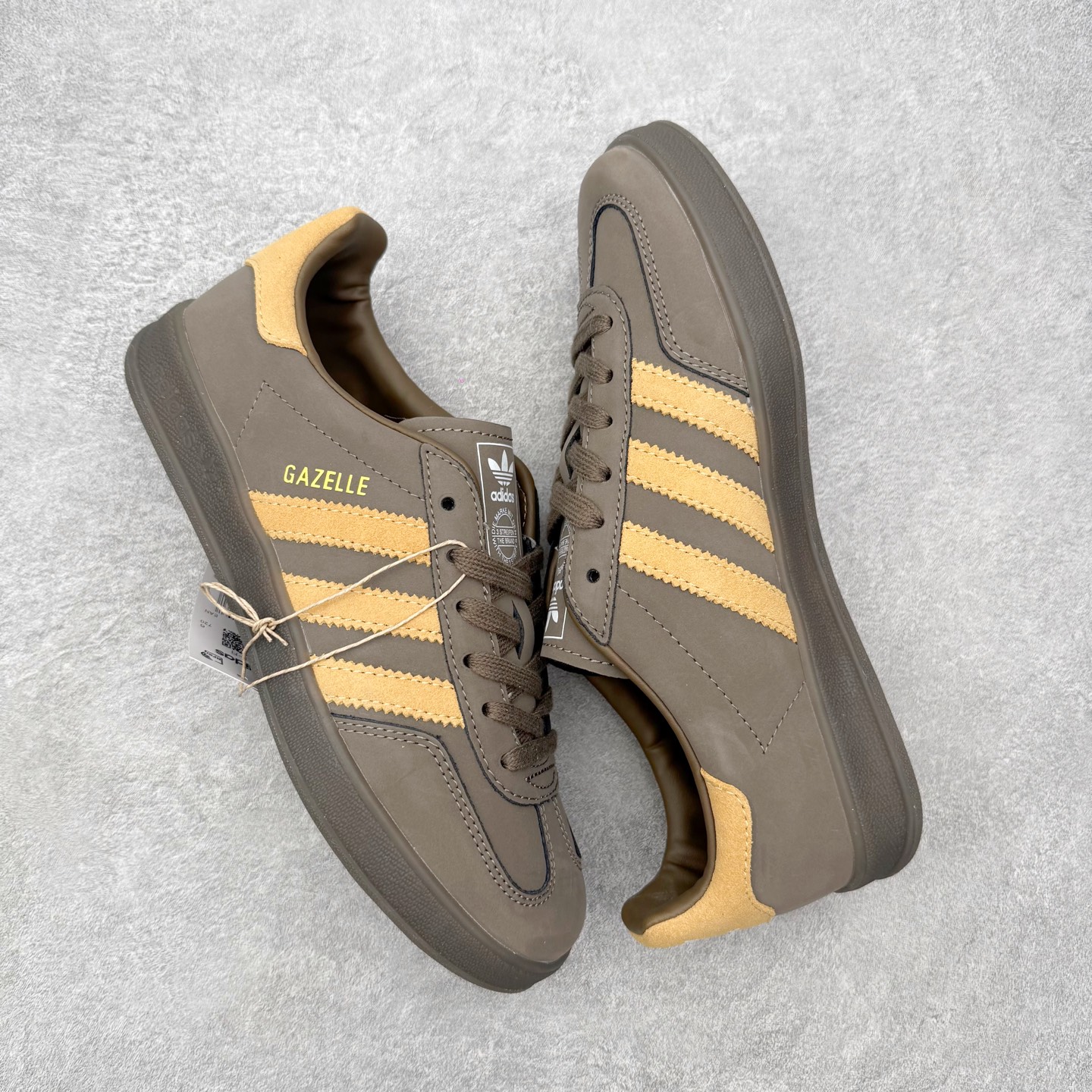 图片[3]-＃HZ AD Original Gazelle Indoor Trainers 瞪羚室内鞋系列低帮复古百搭休闲运动德训风板鞋 JQ8386 口碑大厂出品 全网最全AD系列 品控大底版型不断改良更新 全套原纸板楦头开发 确保原汁原味 完美呈现桑巴版型 长期补货超性价比特供批次 原厂定制长毛翻毛皮组合环保纤维革鞋面材质 内置环保海玻璃鞋垫 外置RB橡胶大底 产品品控稳定性领先行业 原厂全套原楦原纸板冲刀磨具开发 原厂皮料加持 原厂港宝加持定型后跟R度完美 将复古进行到底 简约流畅 三十年不变经典 这款Gazelle运动鞋 无论面料、配色、质感或设计 都只在重现其1991年原款的经典 皮革鞋面 撞色三条纹和鞋跟标的设计 力求呈现90年代的经典复古风潮 Samba火热的同时 也带动了其它的复古鞋型 Gazelle便是其中一只 Gazelle Indoor拥有包边更宽的T字型鞋头 更好的保护运动员的前掌 浓浓的复古氛围感 非常适合现在流行的Cleanfit风格 尺码：36 36⅔ 37⅓ 38 38⅔ 39⅓ 40 40⅔ 41⅓ 42 42⅔ 43⅓ 44 44⅔ 45-选品中心