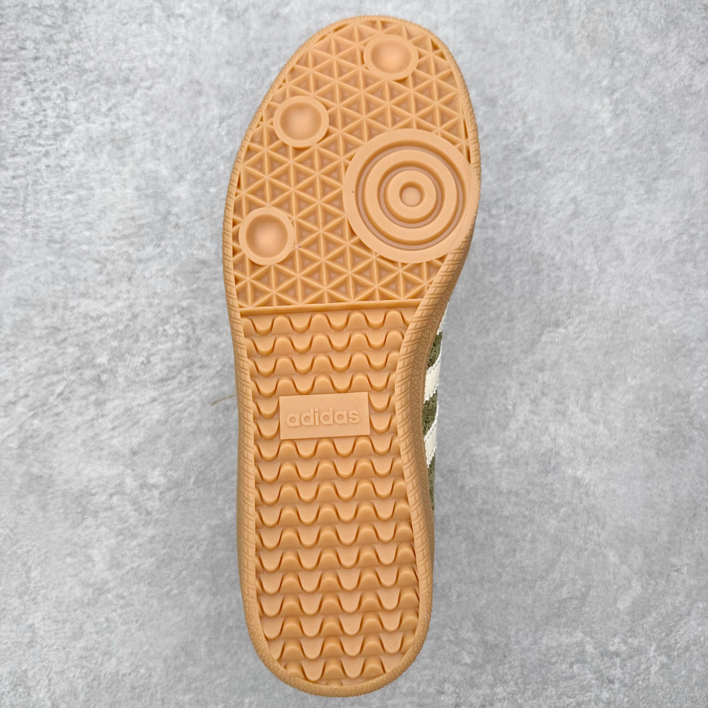 图片[9]-＃HZ AD Original Samba OG 桑巴复古经典轻便板鞋 JR9447 口碑大厂出品 全网最全AD系列 品控大底版型不断改良更新 全套原纸板楦头开发 确保原汁原味 完美呈现桑巴版型 一比一鞋头弧度高度鞋身弧度 此版本只针对中端市场 皮料材质有所更替 其他数据细节工艺流程均保持一致 绝不口嗨 细节品控鞋型随意对比 正确烫金高频细节 原装纳米超迁皮料 独家私模橡胶大底 原盒原配 这款桑巴鞋展示了高质量的工艺 带有装饰的超锁缝制和无缝的手感 柔软、柔软的皮革造型和标志性的3条纹完成了精致的外观 正规合身鞋带 鞋面上有绒面鞋垫 橡胶鞋底 享受正畸套筒软感 自50年代首次亮相以来就一直在赢得粉丝的青睐 尺码：36 36.5 37.5 38 38.5 39 40 40.5 41 42 42.5 43 44 44.5 45-选品中心
