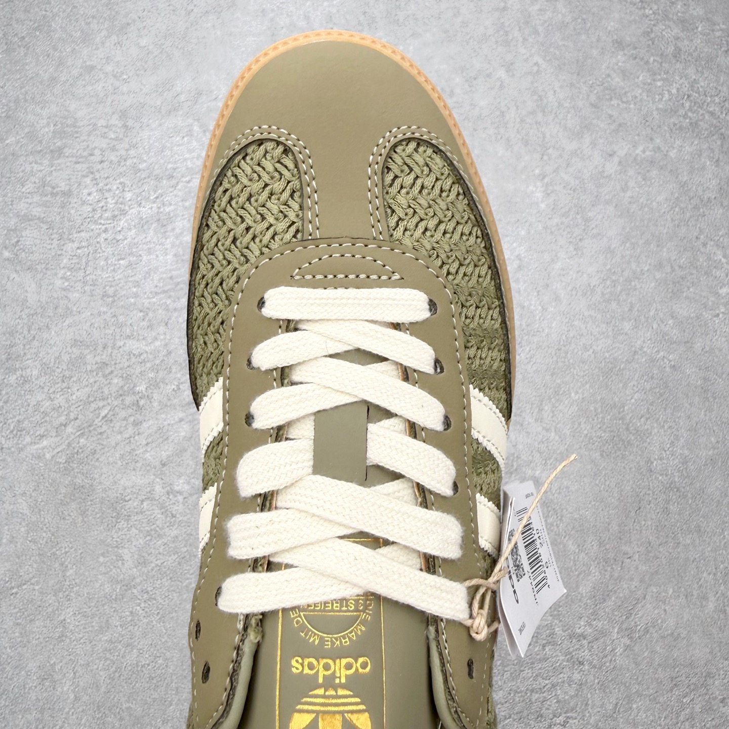 图片[4]-＃HZ AD Original Samba OG 桑巴复古经典轻便板鞋 JR9447 口碑大厂出品 全网最全AD系列 品控大底版型不断改良更新 全套原纸板楦头开发 确保原汁原味 完美呈现桑巴版型 一比一鞋头弧度高度鞋身弧度 此版本只针对中端市场 皮料材质有所更替 其他数据细节工艺流程均保持一致 绝不口嗨 细节品控鞋型随意对比 正确烫金高频细节 原装纳米超迁皮料 独家私模橡胶大底 原盒原配 这款桑巴鞋展示了高质量的工艺 带有装饰的超锁缝制和无缝的手感 柔软、柔软的皮革造型和标志性的3条纹完成了精致的外观 正规合身鞋带 鞋面上有绒面鞋垫 橡胶鞋底 享受正畸套筒软感 自50年代首次亮相以来就一直在赢得粉丝的青睐 尺码：36 36.5 37.5 38 38.5 39 40 40.5 41 42 42.5 43 44 44.5 45-选品中心