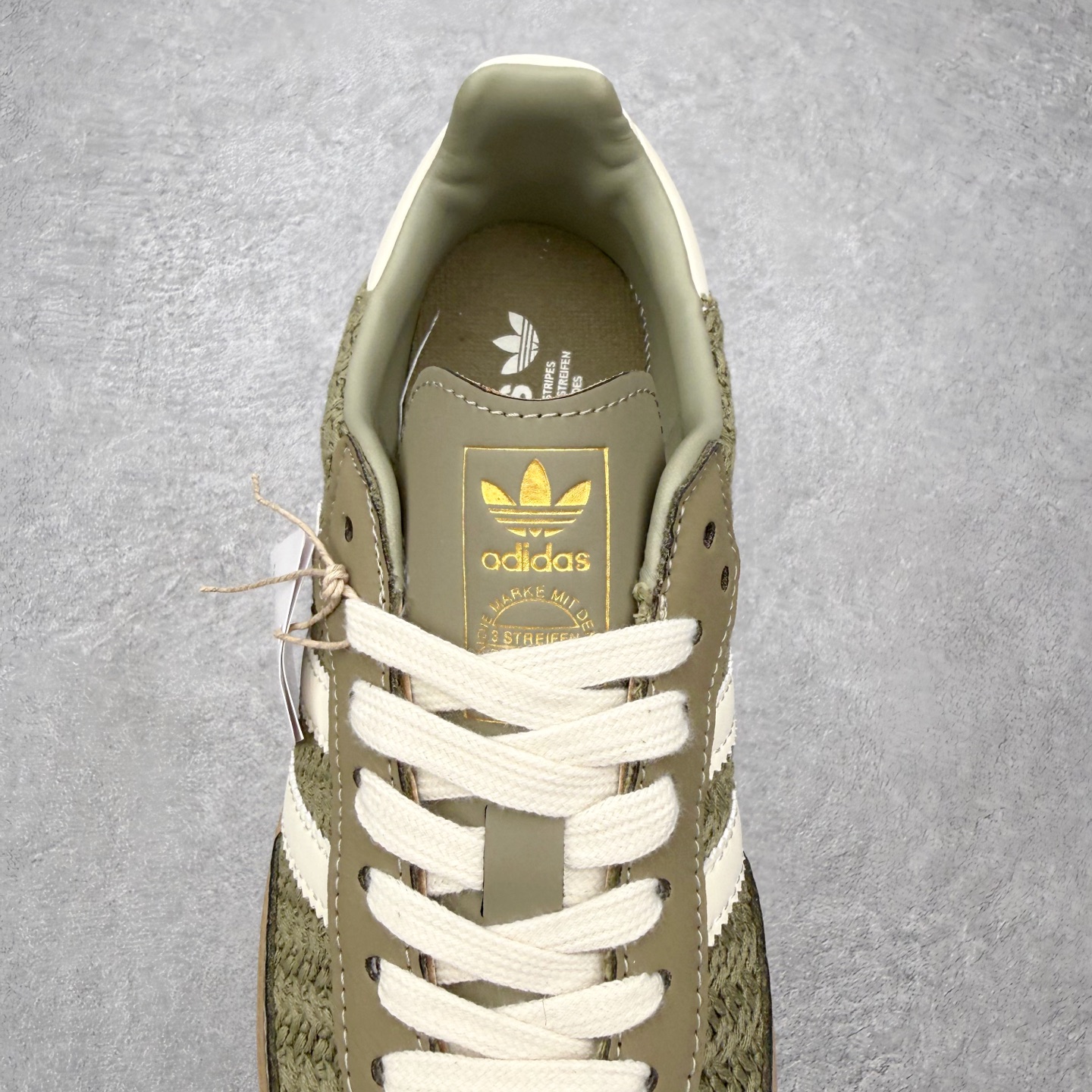 图片[5]-＃HZ AD Original Samba OG 桑巴复古经典轻便板鞋 JR9447 口碑大厂出品 全网最全AD系列 品控大底版型不断改良更新 全套原纸板楦头开发 确保原汁原味 完美呈现桑巴版型 一比一鞋头弧度高度鞋身弧度 此版本只针对中端市场 皮料材质有所更替 其他数据细节工艺流程均保持一致 绝不口嗨 细节品控鞋型随意对比 正确烫金高频细节 原装纳米超迁皮料 独家私模橡胶大底 原盒原配 这款桑巴鞋展示了高质量的工艺 带有装饰的超锁缝制和无缝的手感 柔软、柔软的皮革造型和标志性的3条纹完成了精致的外观 正规合身鞋带 鞋面上有绒面鞋垫 橡胶鞋底 享受正畸套筒软感 自50年代首次亮相以来就一直在赢得粉丝的青睐 尺码：36 36.5 37.5 38 38.5 39 40 40.5 41 42 42.5 43 44 44.5 45-选品中心