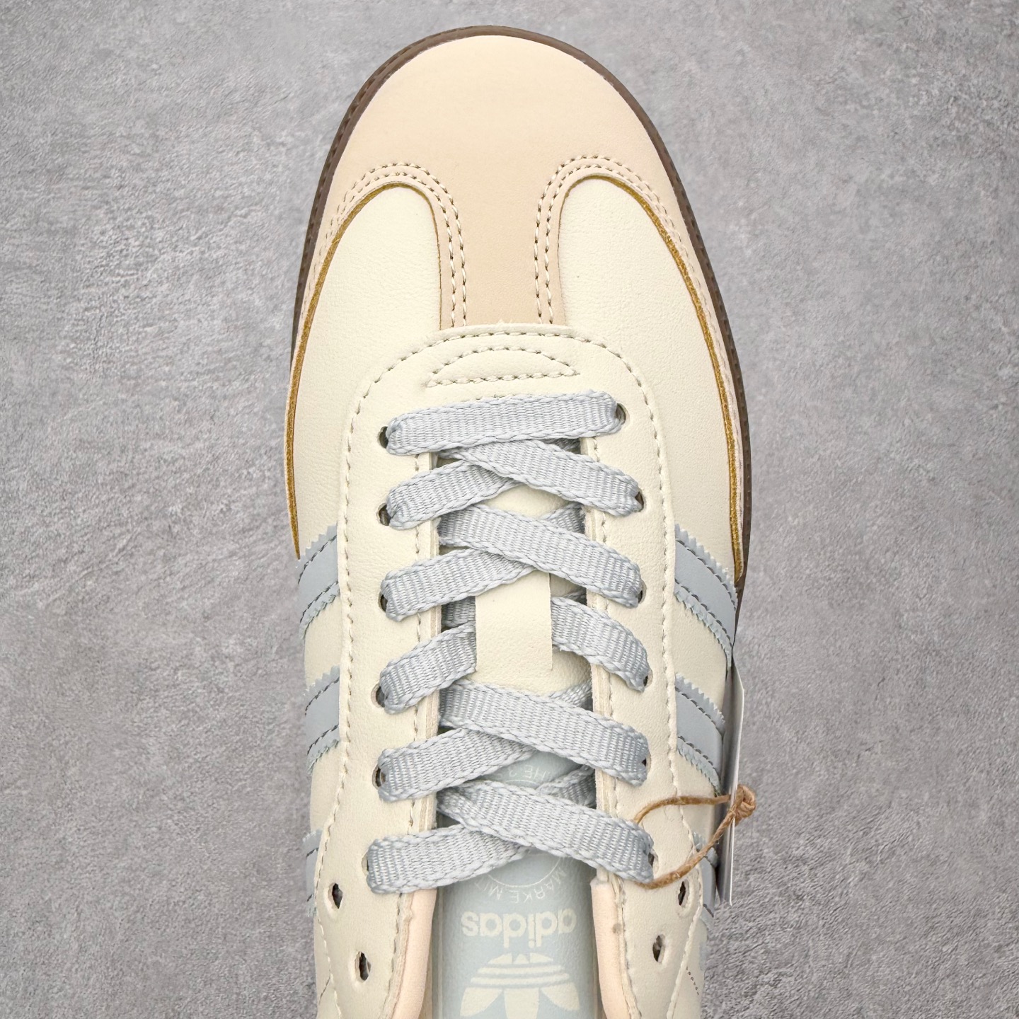图片[4]-＃HZ AD Original Samba OG 桑巴复古经典轻便板鞋 JH7299 口碑大厂出品 全网最全AD系列 品控大底版型不断改良更新 全套原纸板楦头开发 确保原汁原味 完美呈现桑巴版型 一比一鞋头弧度高度鞋身弧度 此版本只针对中端市场 皮料材质有所更替 其他数据细节工艺流程均保持一致 绝不口嗨 细节品控鞋型随意对比 正确烫金高频细节 原装纳米超迁皮料 独家私模橡胶大底 原盒原配 这款桑巴鞋展示了高质量的工艺 带有装饰的超锁缝制和无缝的手感 柔软、柔软的皮革造型和标志性的3条纹完成了精致的外观 正规合身鞋带 鞋面上有绒面鞋垫 橡胶鞋底 享受正畸套筒软感 自50年代首次亮相以来就一直在赢得粉丝的青睐 尺码：36 36.5 37.5 38 38.5 39 40 40.5 41 42 42.5 43 44 44.5 45-选品中心