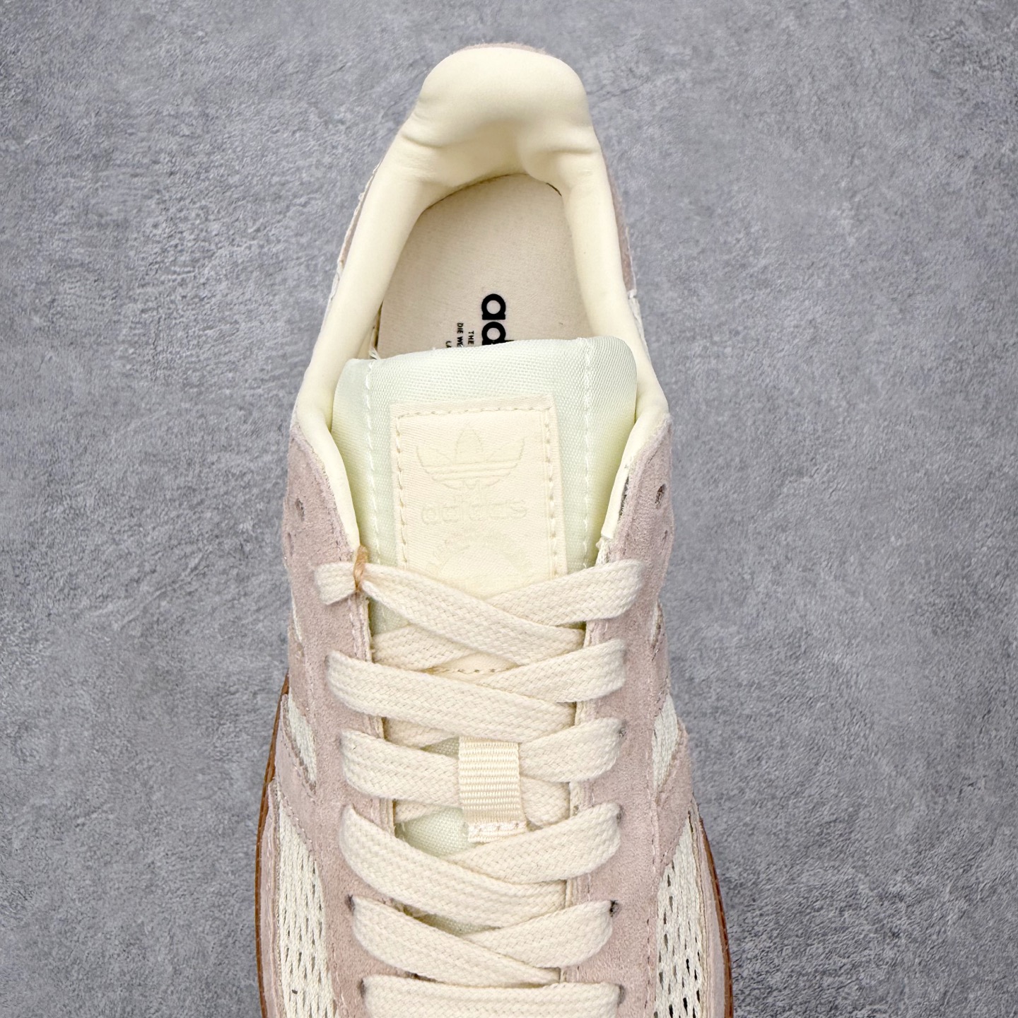 图片[5]-＃HZ AD Original Samba OG 桑巴复古经典轻便板鞋 KK3528 口碑大厂出品 全网最全AD系列 品控大底版型不断改良更新 全套原纸板楦头开发 确保原汁原味 完美呈现桑巴版型 一比一鞋头弧度高度鞋身弧度 此版本只针对中端市场 皮料材质有所更替 其他数据细节工艺流程均保持一致 绝不口嗨 细节品控鞋型随意对比 正确烫金高频细节 原装纳米超迁皮料 独家私模橡胶大底 原盒原配 这款桑巴鞋展示了高质量的工艺 带有装饰的超锁缝制和无缝的手感 柔软、柔软的皮革造型和标志性的3条纹完成了精致的外观 正规合身鞋带 鞋面上有绒面鞋垫 橡胶鞋底 享受正畸套筒软感 自50年代首次亮相以来就一直在赢得粉丝的青睐 尺码：36 36.5 37.5 38 38.5 39 40 40.5 41 42 42.5 43 44 44.5 45-选品中心