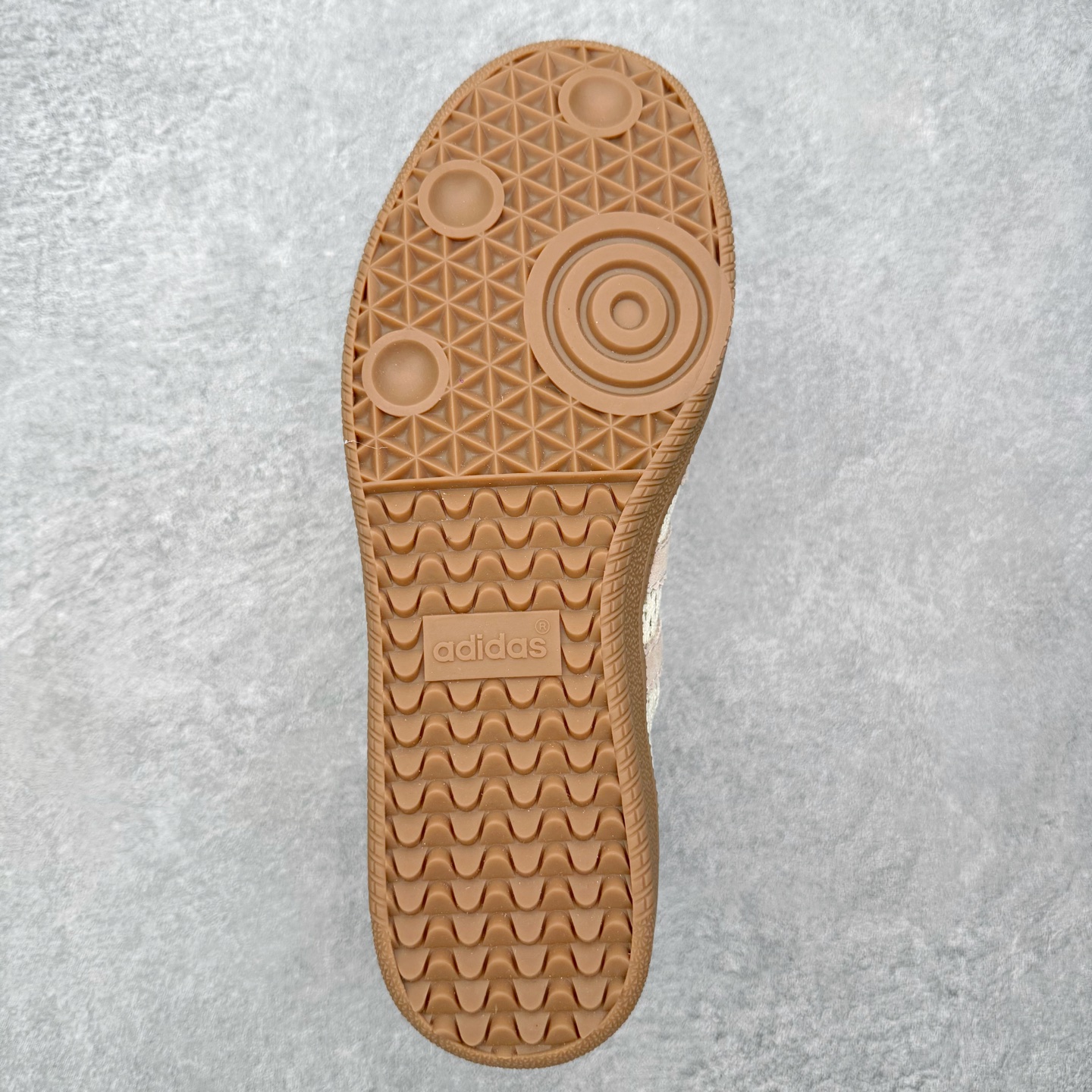 图片[9]-＃HZ AD Original Samba OG 桑巴复古经典轻便板鞋 KK3528 口碑大厂出品 全网最全AD系列 品控大底版型不断改良更新 全套原纸板楦头开发 确保原汁原味 完美呈现桑巴版型 一比一鞋头弧度高度鞋身弧度 此版本只针对中端市场 皮料材质有所更替 其他数据细节工艺流程均保持一致 绝不口嗨 细节品控鞋型随意对比 正确烫金高频细节 原装纳米超迁皮料 独家私模橡胶大底 原盒原配 这款桑巴鞋展示了高质量的工艺 带有装饰的超锁缝制和无缝的手感 柔软、柔软的皮革造型和标志性的3条纹完成了精致的外观 正规合身鞋带 鞋面上有绒面鞋垫 橡胶鞋底 享受正畸套筒软感 自50年代首次亮相以来就一直在赢得粉丝的青睐 尺码：36 36.5 37.5 38 38.5 39 40 40.5 41 42 42.5 43 44 44.5 45-选品中心