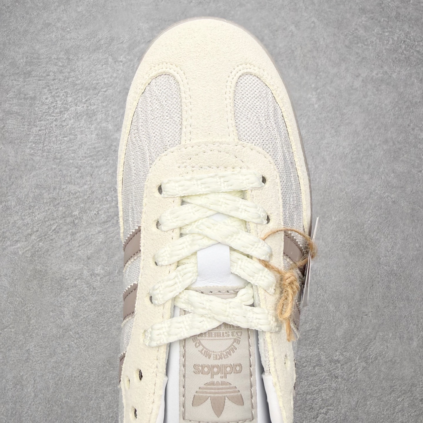 图片[4]-＃HZ AD Original Samba OG 桑巴复古经典轻便板鞋 JP5674 口碑大厂出品 全网最全AD系列 品控大底版型不断改良更新 全套原纸板楦头开发 确保原汁原味 完美呈现桑巴版型 一比一鞋头弧度高度鞋身弧度 此版本只针对中端市场 皮料材质有所更替 其他数据细节工艺流程均保持一致 绝不口嗨 细节品控鞋型随意对比 正确烫金高频细节 原装纳米超迁皮料 独家私模橡胶大底 原盒原配 这款桑巴鞋展示了高质量的工艺 带有装饰的超锁缝制和无缝的手感 柔软、柔软的皮革造型和标志性的3条纹完成了精致的外观 正规合身鞋带 鞋面上有绒面鞋垫 橡胶鞋底 享受正畸套筒软感 自50年代首次亮相以来就一直在赢得粉丝的青睐 尺码：36 36.5 37.5 38 38.5 39 40 40.5 41 42 42.5 43 44 44.5 45-选品中心