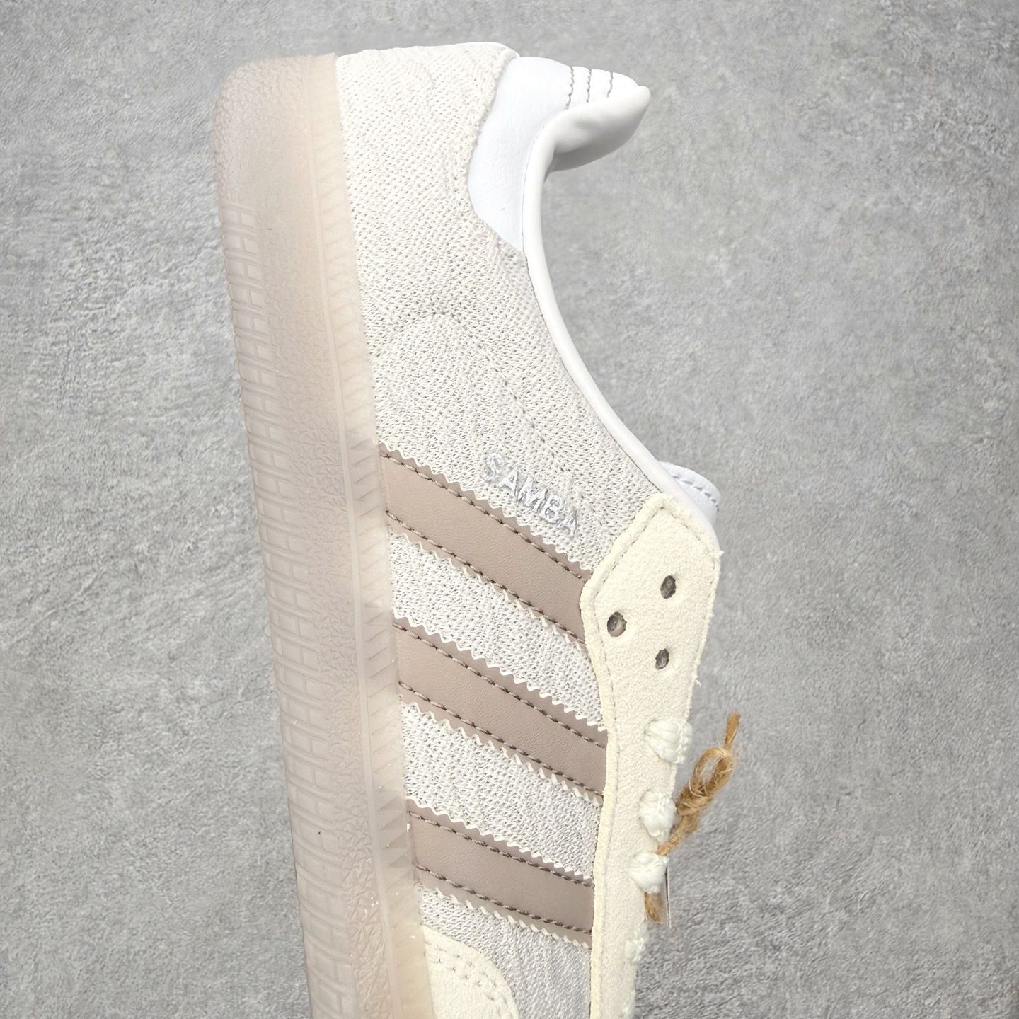 图片[6]-＃HZ AD Original Samba OG 桑巴复古经典轻便板鞋 JP5674 口碑大厂出品 全网最全AD系列 品控大底版型不断改良更新 全套原纸板楦头开发 确保原汁原味 完美呈现桑巴版型 一比一鞋头弧度高度鞋身弧度 此版本只针对中端市场 皮料材质有所更替 其他数据细节工艺流程均保持一致 绝不口嗨 细节品控鞋型随意对比 正确烫金高频细节 原装纳米超迁皮料 独家私模橡胶大底 原盒原配 这款桑巴鞋展示了高质量的工艺 带有装饰的超锁缝制和无缝的手感 柔软、柔软的皮革造型和标志性的3条纹完成了精致的外观 正规合身鞋带 鞋面上有绒面鞋垫 橡胶鞋底 享受正畸套筒软感 自50年代首次亮相以来就一直在赢得粉丝的青睐 尺码：36 36.5 37.5 38 38.5 39 40 40.5 41 42 42.5 43 44 44.5 45-选品中心