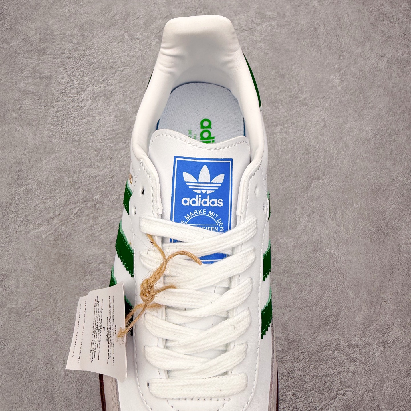 图片[5]-＃HZ AD Original Samba OG 桑巴复古经典轻便板鞋 IG1024 口碑大厂出品 全网最全AD系列 品控大底版型不断改良更新 全套原纸板楦头开发 确保原汁原味 完美呈现桑巴版型 一比一鞋头弧度高度鞋身弧度 此版本只针对中端市场 皮料材质有所更替 其他数据细节工艺流程均保持一致 绝不口嗨 细节品控鞋型随意对比 正确烫金高频细节 原装纳米超迁皮料 独家私模橡胶大底 原盒原配 这款桑巴鞋展示了高质量的工艺 带有装饰的超锁缝制和无缝的手感 柔软、柔软的皮革造型和标志性的3条纹完成了精致的外观 正规合身鞋带 鞋面上有绒面鞋垫 橡胶鞋底 享受正畸套筒软感 自50年代首次亮相以来就一直在赢得粉丝的青睐 尺码：36 36.5 37.5 38 38.5 39 40 40.5 41 42 42.5 43 44 44.5 45-选品中心