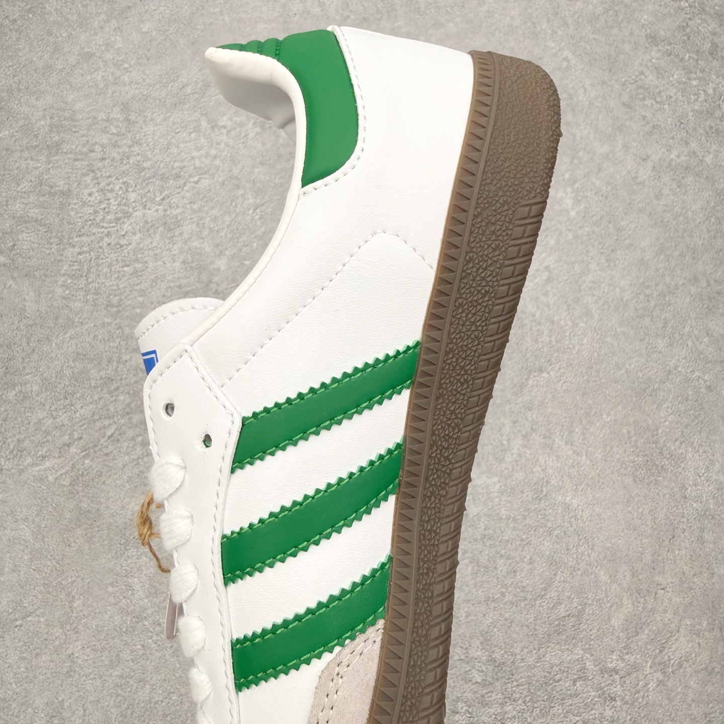 图片[7]-＃HZ AD Original Samba OG 桑巴复古经典轻便板鞋 IG1024 口碑大厂出品 全网最全AD系列 品控大底版型不断改良更新 全套原纸板楦头开发 确保原汁原味 完美呈现桑巴版型 一比一鞋头弧度高度鞋身弧度 此版本只针对中端市场 皮料材质有所更替 其他数据细节工艺流程均保持一致 绝不口嗨 细节品控鞋型随意对比 正确烫金高频细节 原装纳米超迁皮料 独家私模橡胶大底 原盒原配 这款桑巴鞋展示了高质量的工艺 带有装饰的超锁缝制和无缝的手感 柔软、柔软的皮革造型和标志性的3条纹完成了精致的外观 正规合身鞋带 鞋面上有绒面鞋垫 橡胶鞋底 享受正畸套筒软感 自50年代首次亮相以来就一直在赢得粉丝的青睐 尺码：36 36.5 37.5 38 38.5 39 40 40.5 41 42 42.5 43 44 44.5 45-选品中心