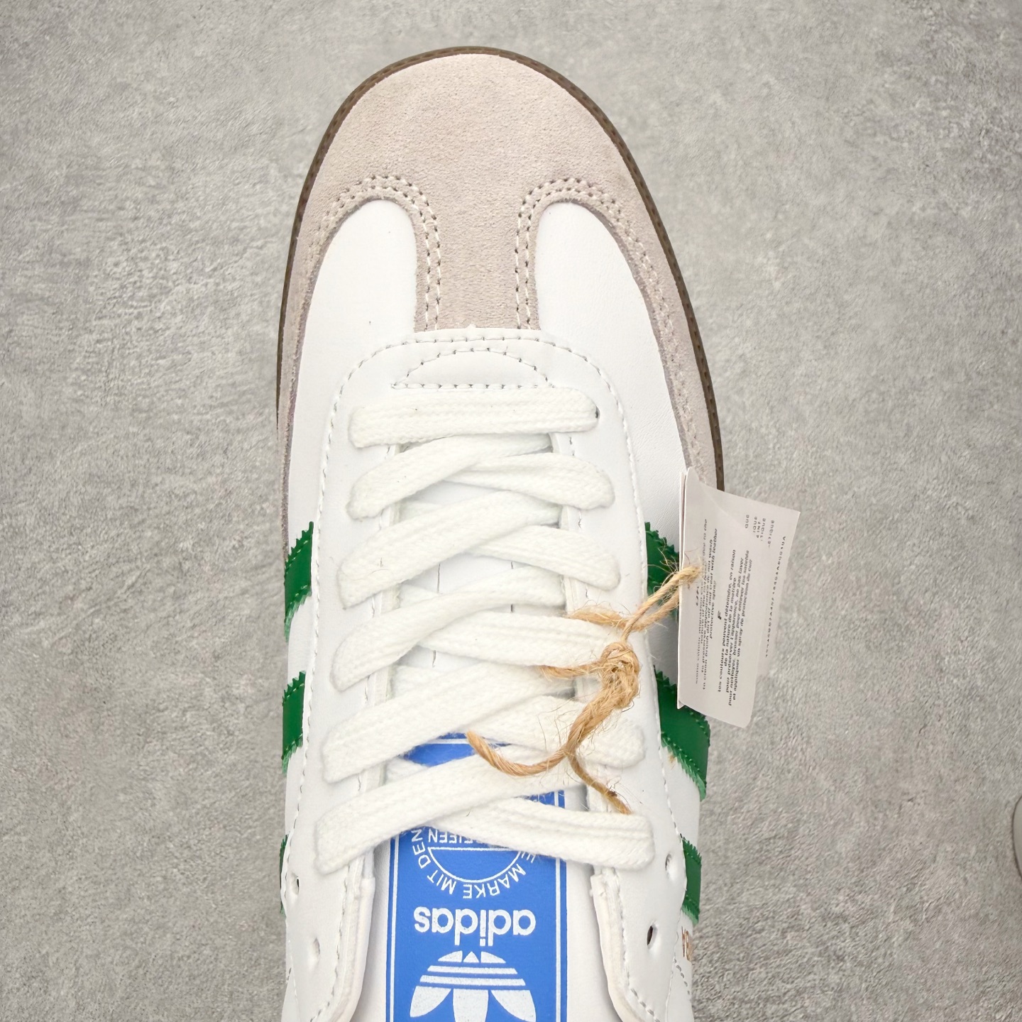 图片[4]-＃HZ AD Original Samba OG 桑巴复古经典轻便板鞋 IG1024 口碑大厂出品 全网最全AD系列 品控大底版型不断改良更新 全套原纸板楦头开发 确保原汁原味 完美呈现桑巴版型 一比一鞋头弧度高度鞋身弧度 此版本只针对中端市场 皮料材质有所更替 其他数据细节工艺流程均保持一致 绝不口嗨 细节品控鞋型随意对比 正确烫金高频细节 原装纳米超迁皮料 独家私模橡胶大底 原盒原配 这款桑巴鞋展示了高质量的工艺 带有装饰的超锁缝制和无缝的手感 柔软、柔软的皮革造型和标志性的3条纹完成了精致的外观 正规合身鞋带 鞋面上有绒面鞋垫 橡胶鞋底 享受正畸套筒软感 自50年代首次亮相以来就一直在赢得粉丝的青睐 尺码：36 36.5 37.5 38 38.5 39 40 40.5 41 42 42.5 43 44 44.5 45-选品中心