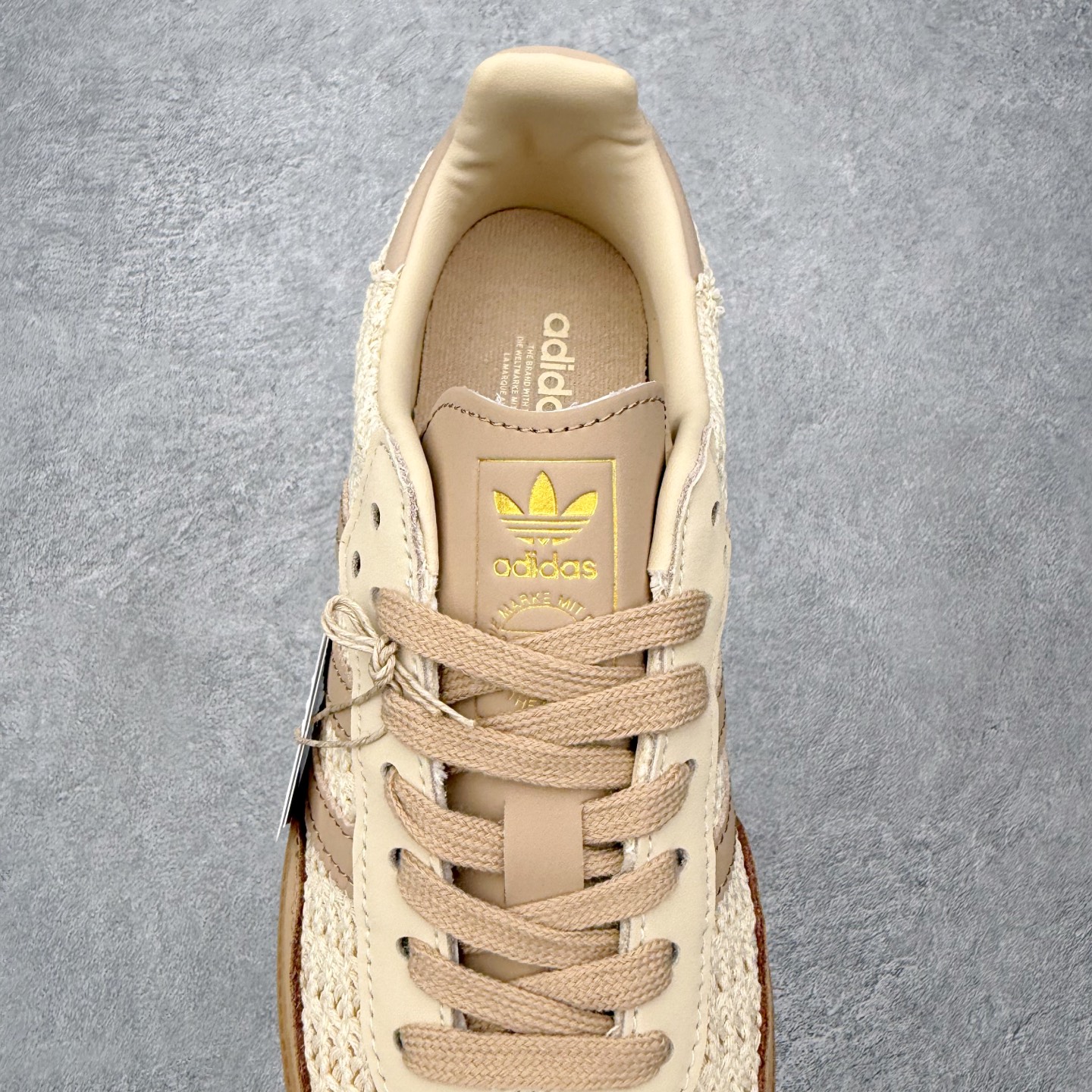 图片[5]-＃HZ AD Original Samba OG 桑巴复古经典轻便板鞋 IH3261 口碑大厂出品 全网最全AD系列 品控大底版型不断改良更新 全套原纸板楦头开发 确保原汁原味 完美呈现桑巴版型 一比一鞋头弧度高度鞋身弧度 此版本只针对中端市场 皮料材质有所更替 其他数据细节工艺流程均保持一致 绝不口嗨 细节品控鞋型随意对比 正确烫金高频细节 原装纳米超迁皮料 独家私模橡胶大底 原盒原配 这款桑巴鞋展示了高质量的工艺 带有装饰的超锁缝制和无缝的手感 柔软、柔软的皮革造型和标志性的3条纹完成了精致的外观 正规合身鞋带 鞋面上有绒面鞋垫 橡胶鞋底 享受正畸套筒软感 自50年代首次亮相以来就一直在赢得粉丝的青睐 尺码：36 36.5 37.5 38 38.5 39 40 40.5 41 42 42.5 43 44 44.5 45-选品中心