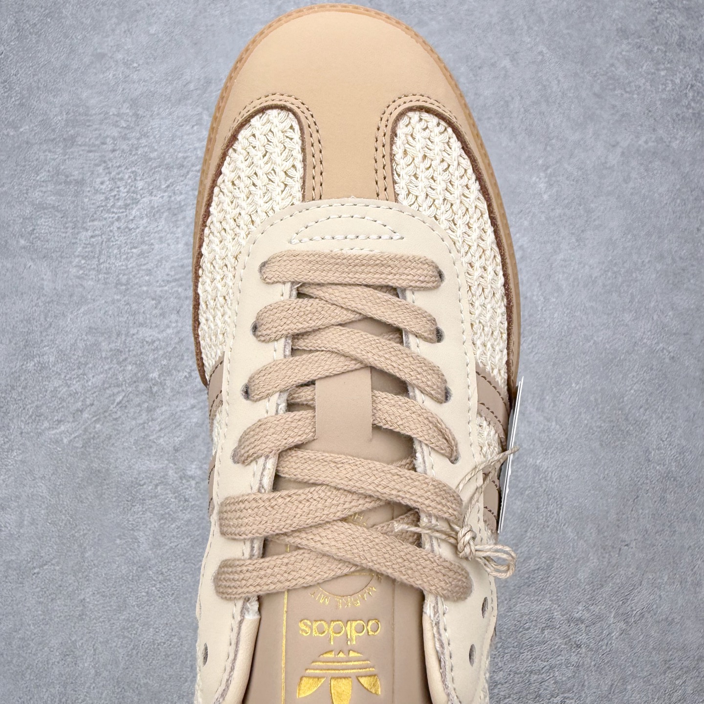 图片[4]-＃HZ AD Original Samba OG 桑巴复古经典轻便板鞋 IH3261 口碑大厂出品 全网最全AD系列 品控大底版型不断改良更新 全套原纸板楦头开发 确保原汁原味 完美呈现桑巴版型 一比一鞋头弧度高度鞋身弧度 此版本只针对中端市场 皮料材质有所更替 其他数据细节工艺流程均保持一致 绝不口嗨 细节品控鞋型随意对比 正确烫金高频细节 原装纳米超迁皮料 独家私模橡胶大底 原盒原配 这款桑巴鞋展示了高质量的工艺 带有装饰的超锁缝制和无缝的手感 柔软、柔软的皮革造型和标志性的3条纹完成了精致的外观 正规合身鞋带 鞋面上有绒面鞋垫 橡胶鞋底 享受正畸套筒软感 自50年代首次亮相以来就一直在赢得粉丝的青睐 尺码：36 36.5 37.5 38 38.5 39 40 40.5 41 42 42.5 43 44 44.5 45-选品中心