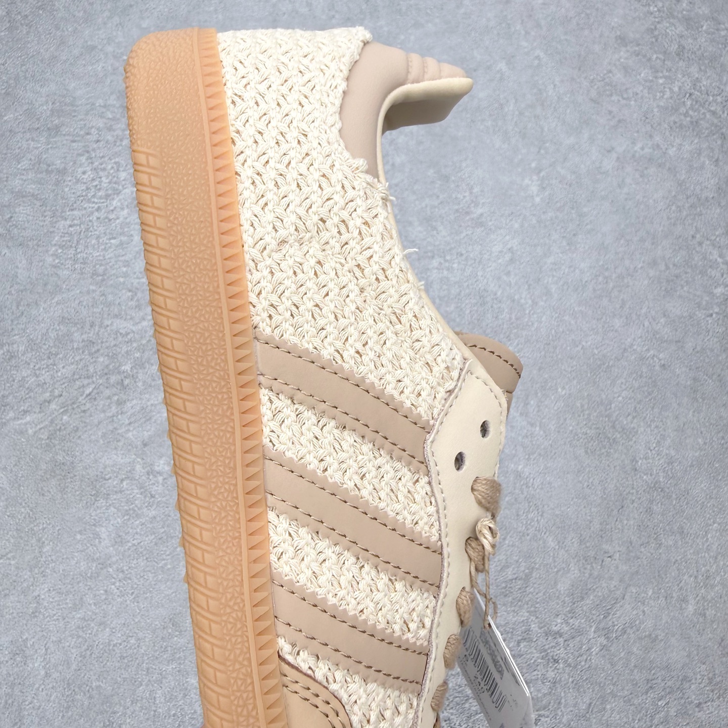 图片[6]-＃HZ AD Original Samba OG 桑巴复古经典轻便板鞋 IH3261 口碑大厂出品 全网最全AD系列 品控大底版型不断改良更新 全套原纸板楦头开发 确保原汁原味 完美呈现桑巴版型 一比一鞋头弧度高度鞋身弧度 此版本只针对中端市场 皮料材质有所更替 其他数据细节工艺流程均保持一致 绝不口嗨 细节品控鞋型随意对比 正确烫金高频细节 原装纳米超迁皮料 独家私模橡胶大底 原盒原配 这款桑巴鞋展示了高质量的工艺 带有装饰的超锁缝制和无缝的手感 柔软、柔软的皮革造型和标志性的3条纹完成了精致的外观 正规合身鞋带 鞋面上有绒面鞋垫 橡胶鞋底 享受正畸套筒软感 自50年代首次亮相以来就一直在赢得粉丝的青睐 尺码：36 36.5 37.5 38 38.5 39 40 40.5 41 42 42.5 43 44 44.5 45-选品中心
