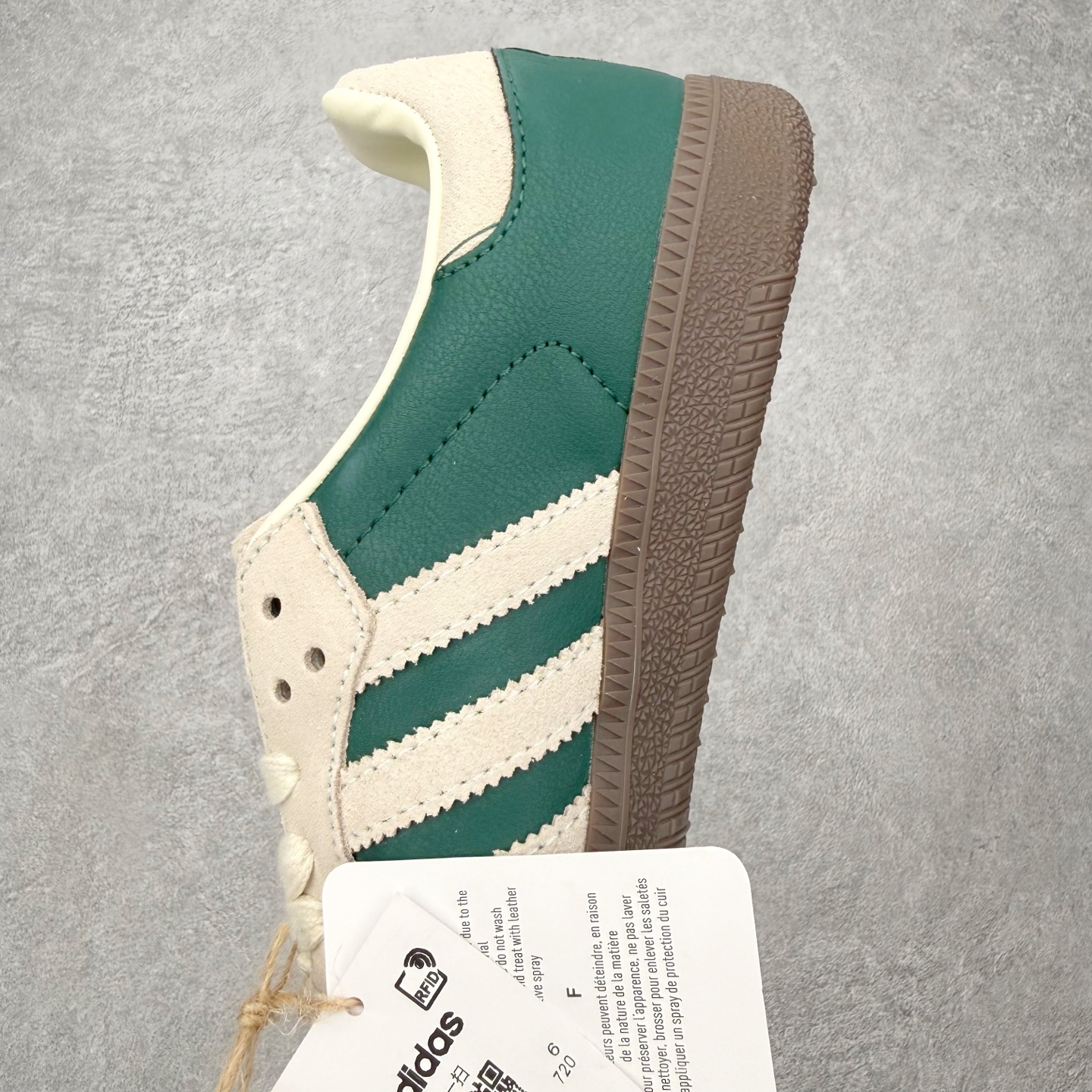 图片[7]-＃HZ AD Original Samba OG 桑巴复古经典轻便板鞋 JI3215 口碑大厂出品 全网最全AD系列 品控大底版型不断改良更新 全套原纸板楦头开发 确保原汁原味 完美呈现桑巴版型 一比一鞋头弧度高度鞋身弧度 此版本只针对中端市场 皮料材质有所更替 其他数据细节工艺流程均保持一致 绝不口嗨 细节品控鞋型随意对比 正确烫金高频细节 原装纳米超迁皮料 独家私模橡胶大底 原盒原配 这款桑巴鞋展示了高质量的工艺 带有装饰的超锁缝制和无缝的手感 柔软、柔软的皮革造型和标志性的3条纹完成了精致的外观 正规合身鞋带 鞋面上有绒面鞋垫 橡胶鞋底 享受正畸套筒软感 自50年代首次亮相以来就一直在赢得粉丝的青睐 尺码：36 36.5 37.5 38 38.5 39 40 40.5 41 42 42.5 43 44 44.5 45-选品中心