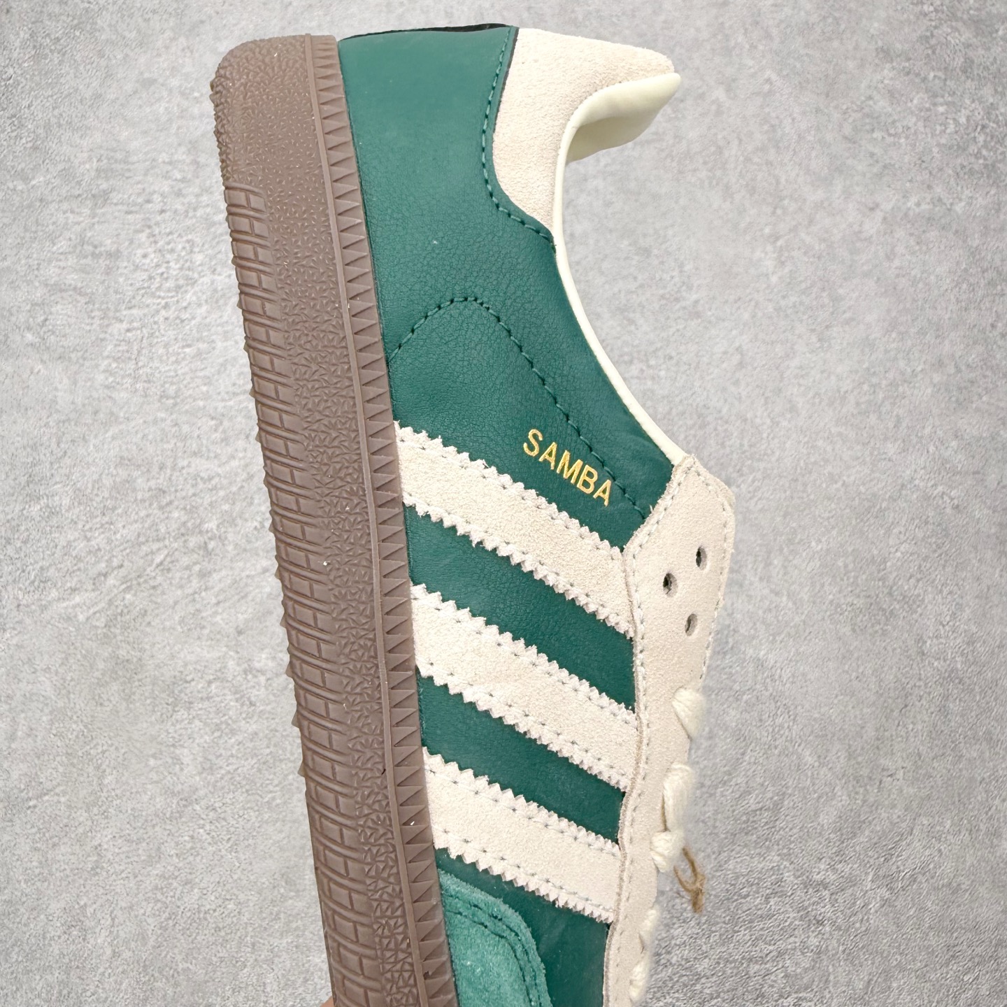 图片[6]-＃HZ AD Original Samba OG 桑巴复古经典轻便板鞋 JI3215 口碑大厂出品 全网最全AD系列 品控大底版型不断改良更新 全套原纸板楦头开发 确保原汁原味 完美呈现桑巴版型 一比一鞋头弧度高度鞋身弧度 此版本只针对中端市场 皮料材质有所更替 其他数据细节工艺流程均保持一致 绝不口嗨 细节品控鞋型随意对比 正确烫金高频细节 原装纳米超迁皮料 独家私模橡胶大底 原盒原配 这款桑巴鞋展示了高质量的工艺 带有装饰的超锁缝制和无缝的手感 柔软、柔软的皮革造型和标志性的3条纹完成了精致的外观 正规合身鞋带 鞋面上有绒面鞋垫 橡胶鞋底 享受正畸套筒软感 自50年代首次亮相以来就一直在赢得粉丝的青睐 尺码：36 36.5 37.5 38 38.5 39 40 40.5 41 42 42.5 43 44 44.5 45-选品中心