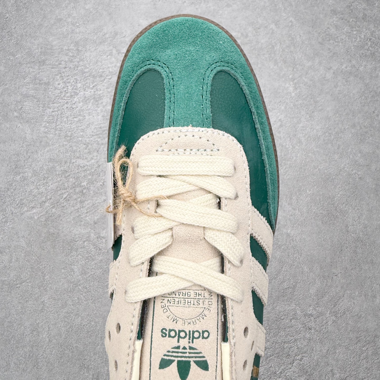 图片[4]-＃HZ AD Original Samba OG 桑巴复古经典轻便板鞋 JI3215 口碑大厂出品 全网最全AD系列 品控大底版型不断改良更新 全套原纸板楦头开发 确保原汁原味 完美呈现桑巴版型 一比一鞋头弧度高度鞋身弧度 此版本只针对中端市场 皮料材质有所更替 其他数据细节工艺流程均保持一致 绝不口嗨 细节品控鞋型随意对比 正确烫金高频细节 原装纳米超迁皮料 独家私模橡胶大底 原盒原配 这款桑巴鞋展示了高质量的工艺 带有装饰的超锁缝制和无缝的手感 柔软、柔软的皮革造型和标志性的3条纹完成了精致的外观 正规合身鞋带 鞋面上有绒面鞋垫 橡胶鞋底 享受正畸套筒软感 自50年代首次亮相以来就一直在赢得粉丝的青睐 尺码：36 36.5 37.5 38 38.5 39 40 40.5 41 42 42.5 43 44 44.5 45-选品中心
