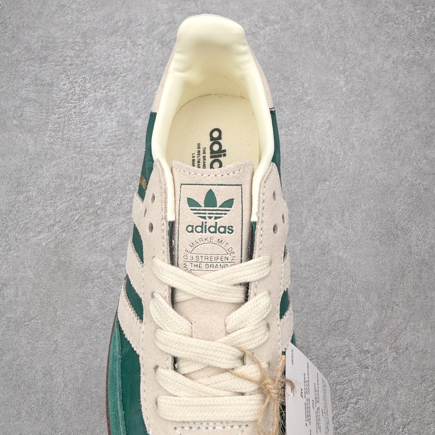 图片[5]-＃HZ AD Original Samba OG 桑巴复古经典轻便板鞋 JI3215 口碑大厂出品 全网最全AD系列 品控大底版型不断改良更新 全套原纸板楦头开发 确保原汁原味 完美呈现桑巴版型 一比一鞋头弧度高度鞋身弧度 此版本只针对中端市场 皮料材质有所更替 其他数据细节工艺流程均保持一致 绝不口嗨 细节品控鞋型随意对比 正确烫金高频细节 原装纳米超迁皮料 独家私模橡胶大底 原盒原配 这款桑巴鞋展示了高质量的工艺 带有装饰的超锁缝制和无缝的手感 柔软、柔软的皮革造型和标志性的3条纹完成了精致的外观 正规合身鞋带 鞋面上有绒面鞋垫 橡胶鞋底 享受正畸套筒软感 自50年代首次亮相以来就一直在赢得粉丝的青睐 尺码：36 36.5 37.5 38 38.5 39 40 40.5 41 42 42.5 43 44 44.5 45-选品中心