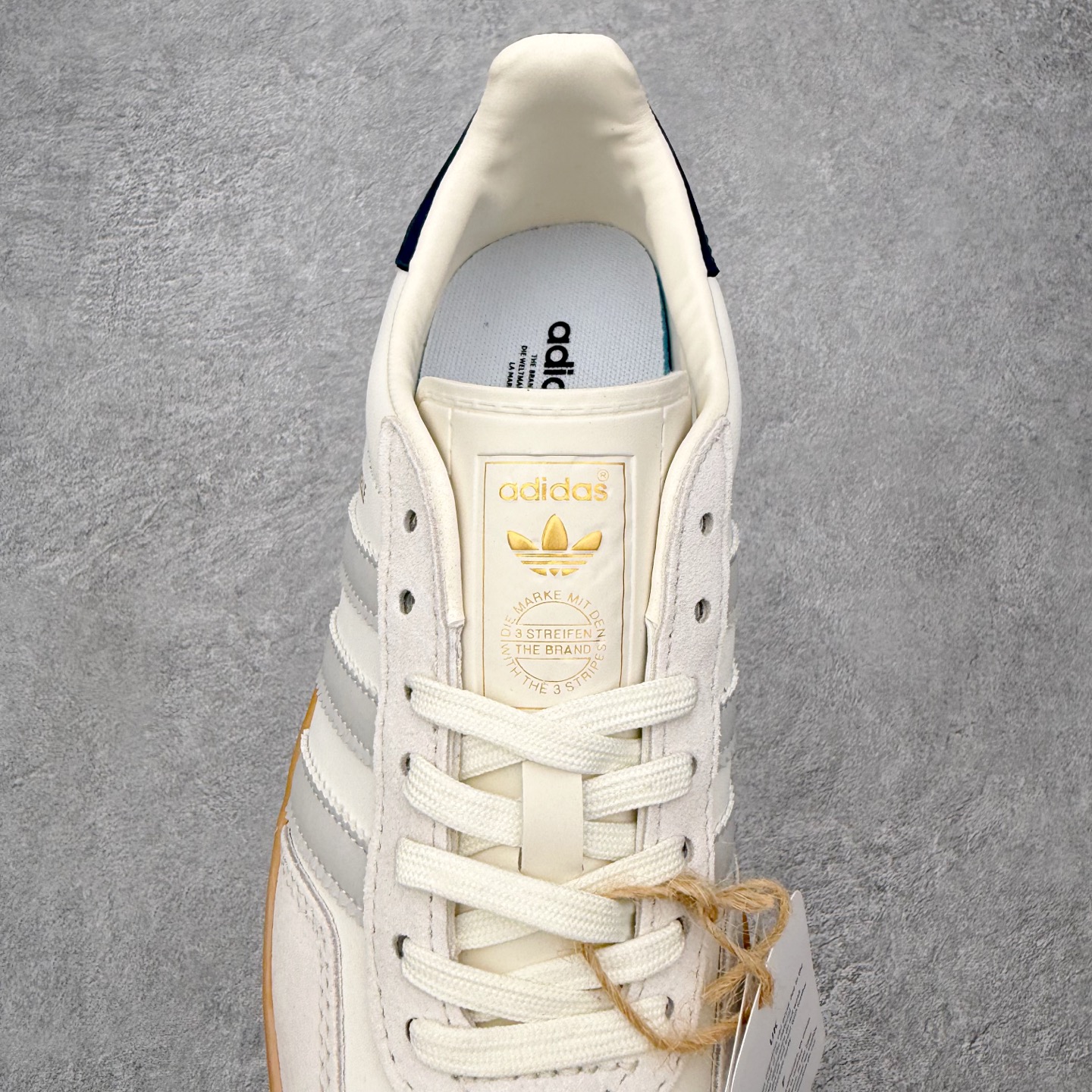 图片[5]-＃HZ AD Original Gazelle Indoor Trainers 瞪羚室内鞋系列低帮复古百搭休闲运动德训风板鞋 IH8547 口碑大厂出品 全网最全AD系列 品控大底版型不断改良更新 全套原纸板楦头开发 确保原汁原味 完美呈现桑巴版型 长期补货超性价比特供批次 原厂定制长毛翻毛皮组合环保纤维革鞋面材质 内置环保海玻璃鞋垫 外置RB橡胶大底 产品品控稳定性领先行业 原厂全套原楦原纸板冲刀磨具开发 原厂皮料加持 原厂港宝加持定型后跟R度完美 将复古进行到底 简约流畅 三十年不变经典 这款Gazelle运动鞋 无论面料、配色、质感或设计 都只在重现其1991年原款的经典 皮革鞋面 撞色三条纹和鞋跟标的设计 力求呈现90年代的经典复古风潮 Samba火热的同时 也带动了其它的复古鞋型 Gazelle便是其中一只 Gazelle Indoor拥有包边更宽的T字型鞋头 更好的保护运动员的前掌 浓浓的复古氛围感 非常适合现在流行的Cleanfit风格 尺码：36 36⅔ 37⅓ 38 38⅔ 39⅓ 40 40⅔ 41⅓ 42 42⅔ 43⅓ 44 44⅔ 45-选品中心
