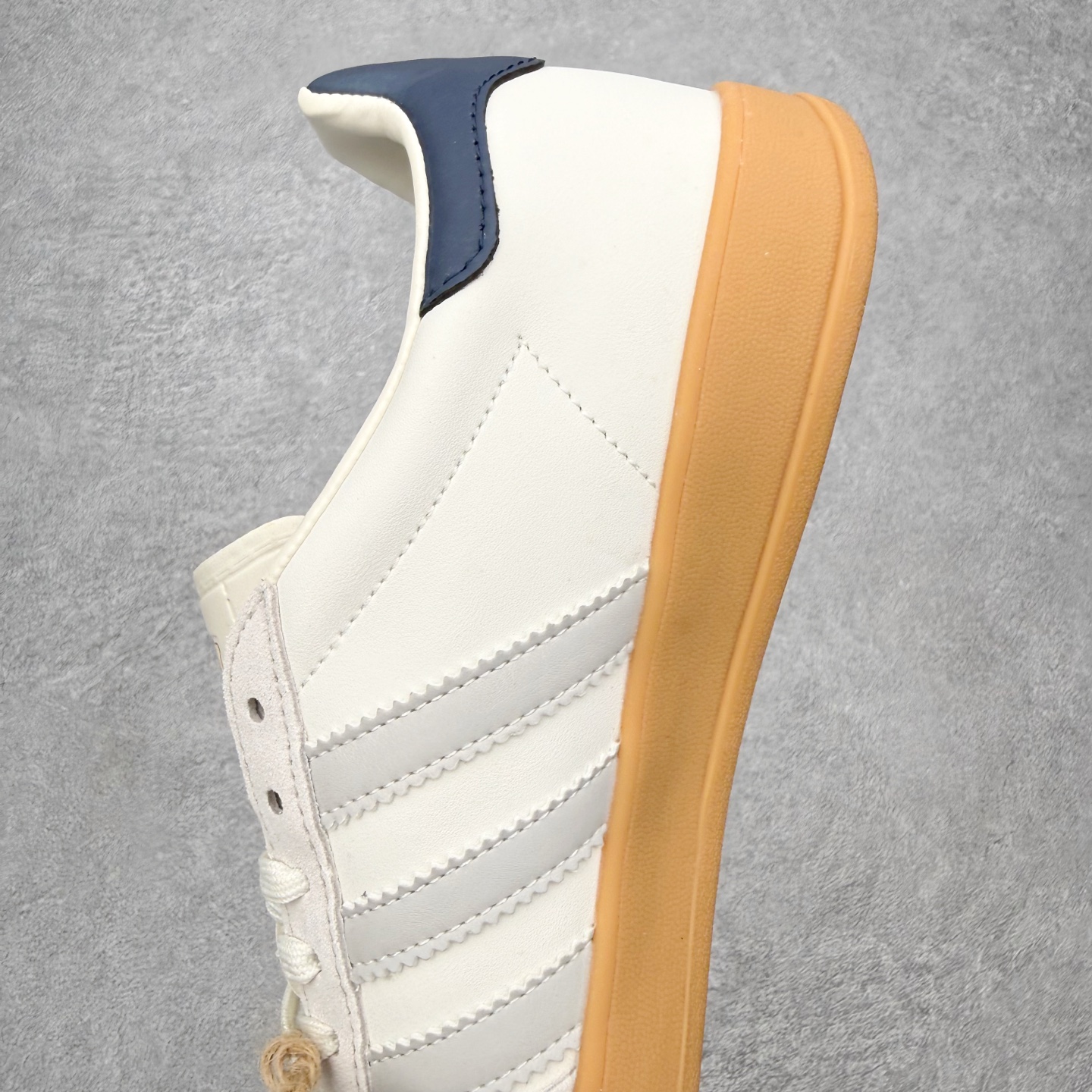 图片[7]-＃HZ AD Original Gazelle Indoor Trainers 瞪羚室内鞋系列低帮复古百搭休闲运动德训风板鞋 IH8547 口碑大厂出品 全网最全AD系列 品控大底版型不断改良更新 全套原纸板楦头开发 确保原汁原味 完美呈现桑巴版型 长期补货超性价比特供批次 原厂定制长毛翻毛皮组合环保纤维革鞋面材质 内置环保海玻璃鞋垫 外置RB橡胶大底 产品品控稳定性领先行业 原厂全套原楦原纸板冲刀磨具开发 原厂皮料加持 原厂港宝加持定型后跟R度完美 将复古进行到底 简约流畅 三十年不变经典 这款Gazelle运动鞋 无论面料、配色、质感或设计 都只在重现其1991年原款的经典 皮革鞋面 撞色三条纹和鞋跟标的设计 力求呈现90年代的经典复古风潮 Samba火热的同时 也带动了其它的复古鞋型 Gazelle便是其中一只 Gazelle Indoor拥有包边更宽的T字型鞋头 更好的保护运动员的前掌 浓浓的复古氛围感 非常适合现在流行的Cleanfit风格 尺码：36 36⅔ 37⅓ 38 38⅔ 39⅓ 40 40⅔ 41⅓ 42 42⅔ 43⅓ 44 44⅔ 45-选品中心