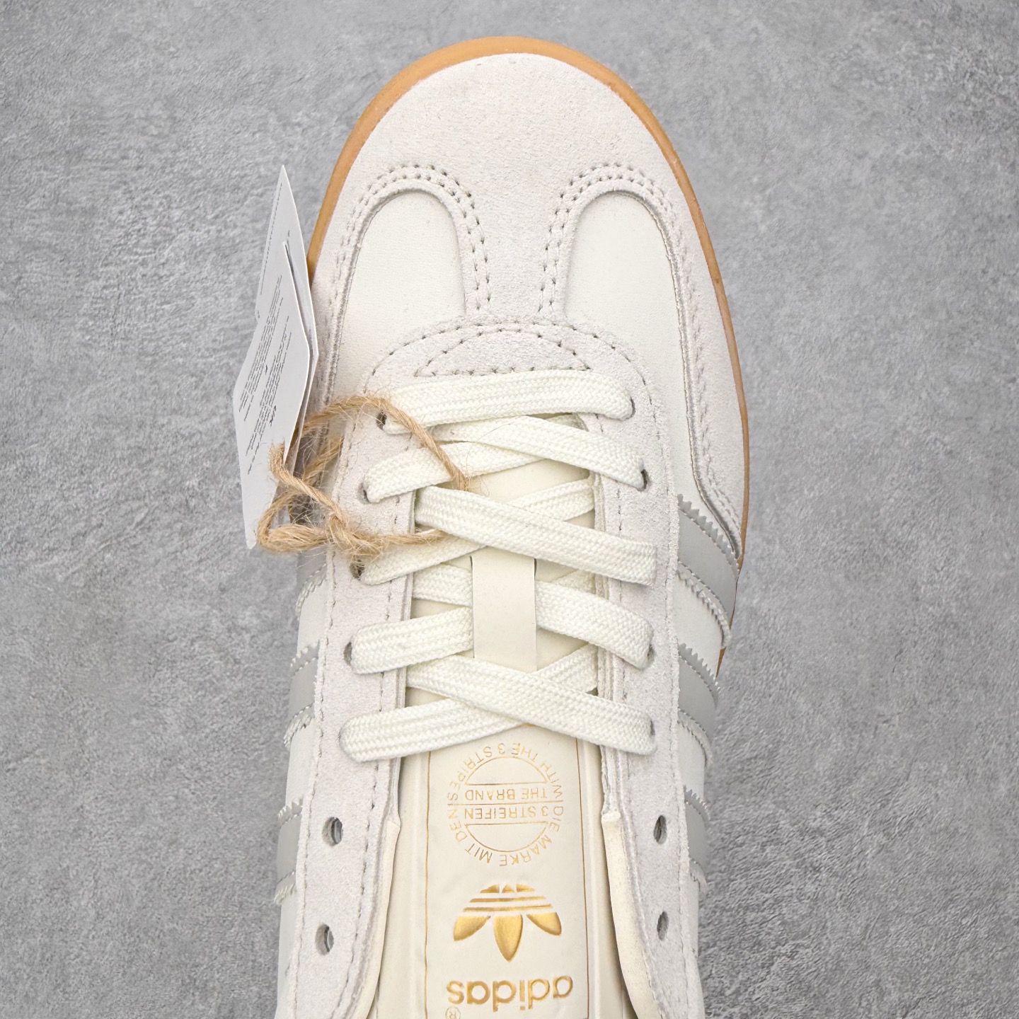 图片[4]-＃HZ AD Original Gazelle Indoor Trainers 瞪羚室内鞋系列低帮复古百搭休闲运动德训风板鞋 IH8547 口碑大厂出品 全网最全AD系列 品控大底版型不断改良更新 全套原纸板楦头开发 确保原汁原味 完美呈现桑巴版型 长期补货超性价比特供批次 原厂定制长毛翻毛皮组合环保纤维革鞋面材质 内置环保海玻璃鞋垫 外置RB橡胶大底 产品品控稳定性领先行业 原厂全套原楦原纸板冲刀磨具开发 原厂皮料加持 原厂港宝加持定型后跟R度完美 将复古进行到底 简约流畅 三十年不变经典 这款Gazelle运动鞋 无论面料、配色、质感或设计 都只在重现其1991年原款的经典 皮革鞋面 撞色三条纹和鞋跟标的设计 力求呈现90年代的经典复古风潮 Samba火热的同时 也带动了其它的复古鞋型 Gazelle便是其中一只 Gazelle Indoor拥有包边更宽的T字型鞋头 更好的保护运动员的前掌 浓浓的复古氛围感 非常适合现在流行的Cleanfit风格 尺码：36 36⅔ 37⅓ 38 38⅔ 39⅓ 40 40⅔ 41⅓ 42 42⅔ 43⅓ 44 44⅔ 45-选品中心