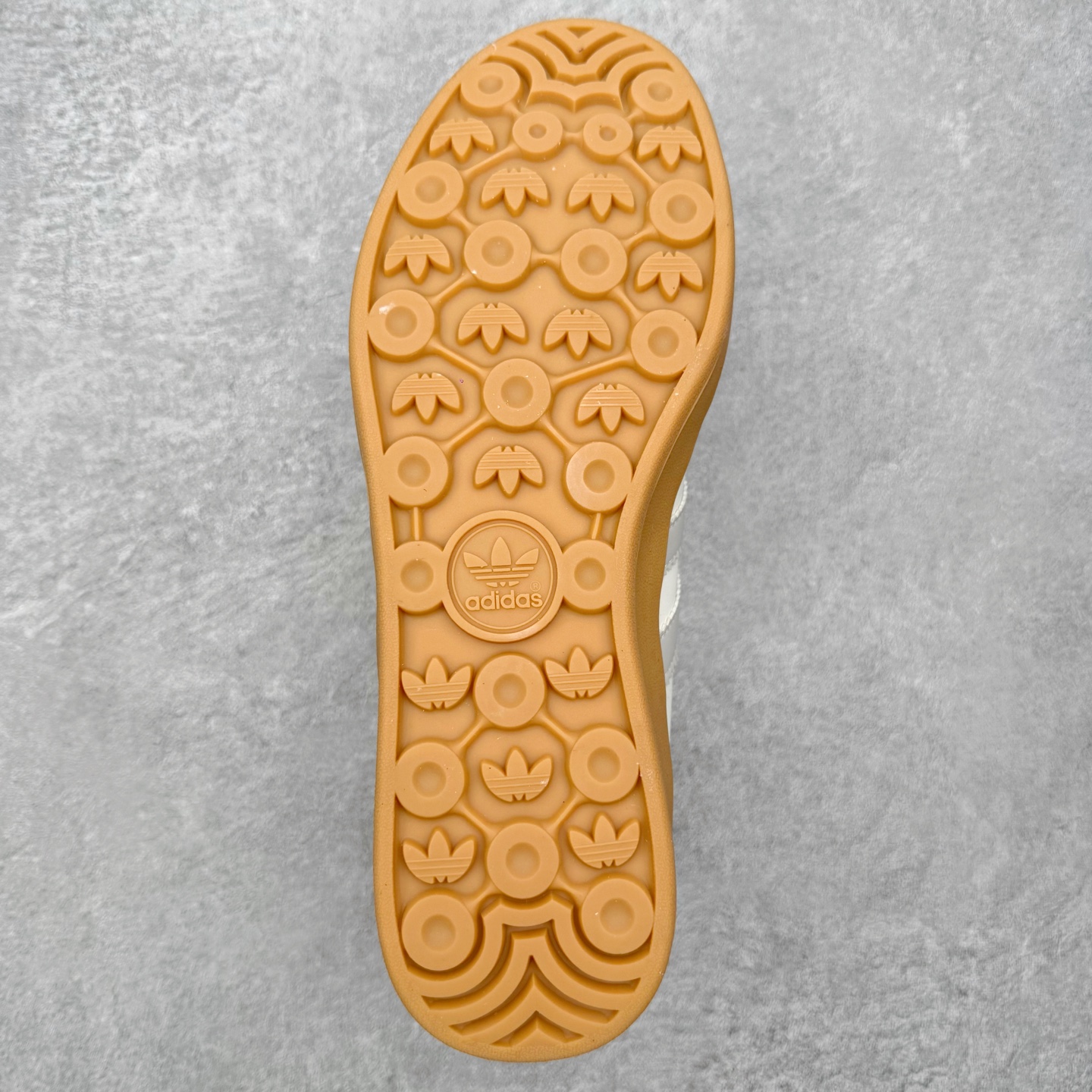 图片[9]-＃HZ AD Original Gazelle Indoor Trainers 瞪羚室内鞋系列低帮复古百搭休闲运动德训风板鞋 IH8547 口碑大厂出品 全网最全AD系列 品控大底版型不断改良更新 全套原纸板楦头开发 确保原汁原味 完美呈现桑巴版型 长期补货超性价比特供批次 原厂定制长毛翻毛皮组合环保纤维革鞋面材质 内置环保海玻璃鞋垫 外置RB橡胶大底 产品品控稳定性领先行业 原厂全套原楦原纸板冲刀磨具开发 原厂皮料加持 原厂港宝加持定型后跟R度完美 将复古进行到底 简约流畅 三十年不变经典 这款Gazelle运动鞋 无论面料、配色、质感或设计 都只在重现其1991年原款的经典 皮革鞋面 撞色三条纹和鞋跟标的设计 力求呈现90年代的经典复古风潮 Samba火热的同时 也带动了其它的复古鞋型 Gazelle便是其中一只 Gazelle Indoor拥有包边更宽的T字型鞋头 更好的保护运动员的前掌 浓浓的复古氛围感 非常适合现在流行的Cleanfit风格 尺码：36 36⅔ 37⅓ 38 38⅔ 39⅓ 40 40⅔ 41⅓ 42 42⅔ 43⅓ 44 44⅔ 45-选品中心