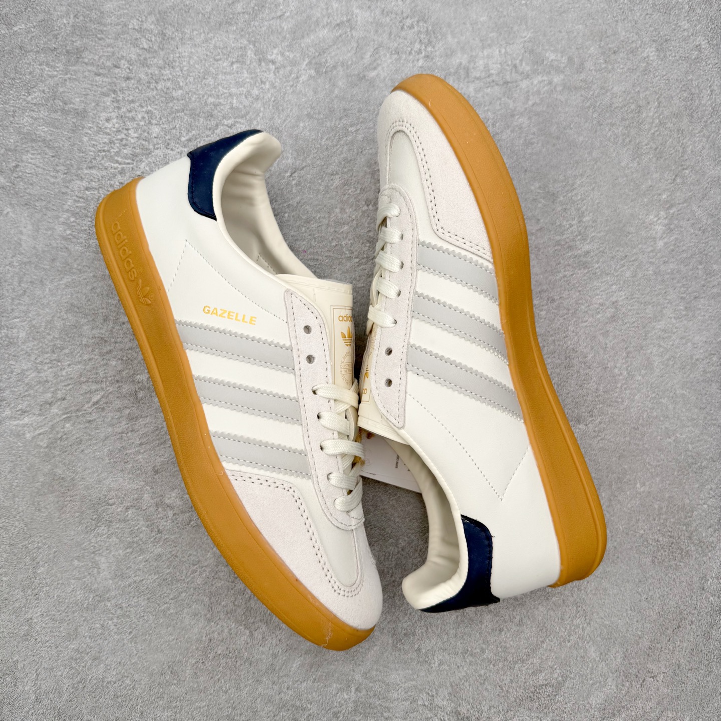 图片[3]-＃HZ AD Original Gazelle Indoor Trainers 瞪羚室内鞋系列低帮复古百搭休闲运动德训风板鞋 IH8547 口碑大厂出品 全网最全AD系列 品控大底版型不断改良更新 全套原纸板楦头开发 确保原汁原味 完美呈现桑巴版型 长期补货超性价比特供批次 原厂定制长毛翻毛皮组合环保纤维革鞋面材质 内置环保海玻璃鞋垫 外置RB橡胶大底 产品品控稳定性领先行业 原厂全套原楦原纸板冲刀磨具开发 原厂皮料加持 原厂港宝加持定型后跟R度完美 将复古进行到底 简约流畅 三十年不变经典 这款Gazelle运动鞋 无论面料、配色、质感或设计 都只在重现其1991年原款的经典 皮革鞋面 撞色三条纹和鞋跟标的设计 力求呈现90年代的经典复古风潮 Samba火热的同时 也带动了其它的复古鞋型 Gazelle便是其中一只 Gazelle Indoor拥有包边更宽的T字型鞋头 更好的保护运动员的前掌 浓浓的复古氛围感 非常适合现在流行的Cleanfit风格 尺码：36 36⅔ 37⅓ 38 38⅔ 39⅓ 40 40⅔ 41⅓ 42 42⅔ 43⅓ 44 44⅔ 45-选品中心