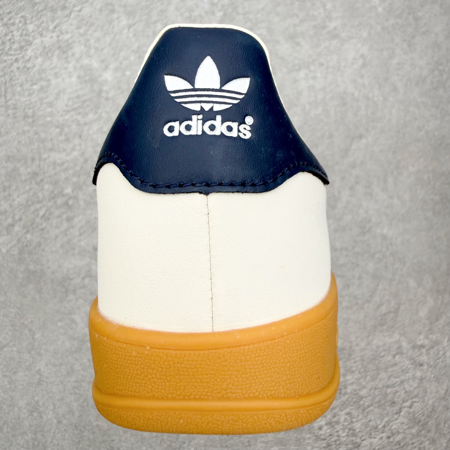 图片[8]-＃HZ AD Original Gazelle Indoor Trainers 瞪羚室内鞋系列低帮复古百搭休闲运动德训风板鞋 IH8547 口碑大厂出品 全网最全AD系列 品控大底版型不断改良更新 全套原纸板楦头开发 确保原汁原味 完美呈现桑巴版型 长期补货超性价比特供批次 原厂定制长毛翻毛皮组合环保纤维革鞋面材质 内置环保海玻璃鞋垫 外置RB橡胶大底 产品品控稳定性领先行业 原厂全套原楦原纸板冲刀磨具开发 原厂皮料加持 原厂港宝加持定型后跟R度完美 将复古进行到底 简约流畅 三十年不变经典 这款Gazelle运动鞋 无论面料、配色、质感或设计 都只在重现其1991年原款的经典 皮革鞋面 撞色三条纹和鞋跟标的设计 力求呈现90年代的经典复古风潮 Samba火热的同时 也带动了其它的复古鞋型 Gazelle便是其中一只 Gazelle Indoor拥有包边更宽的T字型鞋头 更好的保护运动员的前掌 浓浓的复古氛围感 非常适合现在流行的Cleanfit风格 尺码：36 36⅔ 37⅓ 38 38⅔ 39⅓ 40 40⅔ 41⅓ 42 42⅔ 43⅓ 44 44⅔ 45-选品中心