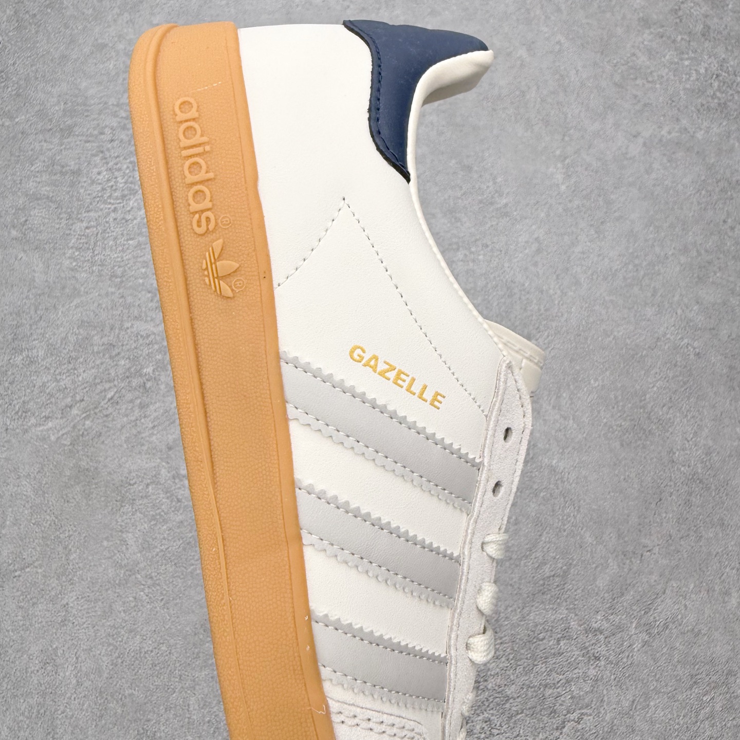 图片[6]-＃HZ AD Original Gazelle Indoor Trainers 瞪羚室内鞋系列低帮复古百搭休闲运动德训风板鞋 IH8547 口碑大厂出品 全网最全AD系列 品控大底版型不断改良更新 全套原纸板楦头开发 确保原汁原味 完美呈现桑巴版型 长期补货超性价比特供批次 原厂定制长毛翻毛皮组合环保纤维革鞋面材质 内置环保海玻璃鞋垫 外置RB橡胶大底 产品品控稳定性领先行业 原厂全套原楦原纸板冲刀磨具开发 原厂皮料加持 原厂港宝加持定型后跟R度完美 将复古进行到底 简约流畅 三十年不变经典 这款Gazelle运动鞋 无论面料、配色、质感或设计 都只在重现其1991年原款的经典 皮革鞋面 撞色三条纹和鞋跟标的设计 力求呈现90年代的经典复古风潮 Samba火热的同时 也带动了其它的复古鞋型 Gazelle便是其中一只 Gazelle Indoor拥有包边更宽的T字型鞋头 更好的保护运动员的前掌 浓浓的复古氛围感 非常适合现在流行的Cleanfit风格 尺码：36 36⅔ 37⅓ 38 38⅔ 39⅓ 40 40⅔ 41⅓ 42 42⅔ 43⅓ 44 44⅔ 45-选品中心