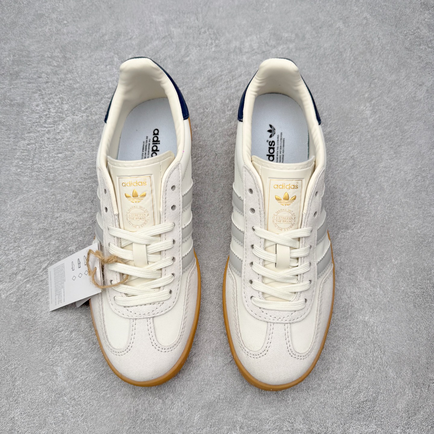 图片[2]-＃HZ AD Original Gazelle Indoor Trainers 瞪羚室内鞋系列低帮复古百搭休闲运动德训风板鞋 IH8547 口碑大厂出品 全网最全AD系列 品控大底版型不断改良更新 全套原纸板楦头开发 确保原汁原味 完美呈现桑巴版型 长期补货超性价比特供批次 原厂定制长毛翻毛皮组合环保纤维革鞋面材质 内置环保海玻璃鞋垫 外置RB橡胶大底 产品品控稳定性领先行业 原厂全套原楦原纸板冲刀磨具开发 原厂皮料加持 原厂港宝加持定型后跟R度完美 将复古进行到底 简约流畅 三十年不变经典 这款Gazelle运动鞋 无论面料、配色、质感或设计 都只在重现其1991年原款的经典 皮革鞋面 撞色三条纹和鞋跟标的设计 力求呈现90年代的经典复古风潮 Samba火热的同时 也带动了其它的复古鞋型 Gazelle便是其中一只 Gazelle Indoor拥有包边更宽的T字型鞋头 更好的保护运动员的前掌 浓浓的复古氛围感 非常适合现在流行的Cleanfit风格 尺码：36 36⅔ 37⅓ 38 38⅔ 39⅓ 40 40⅔ 41⅓ 42 42⅔ 43⅓ 44 44⅔ 45-选品中心