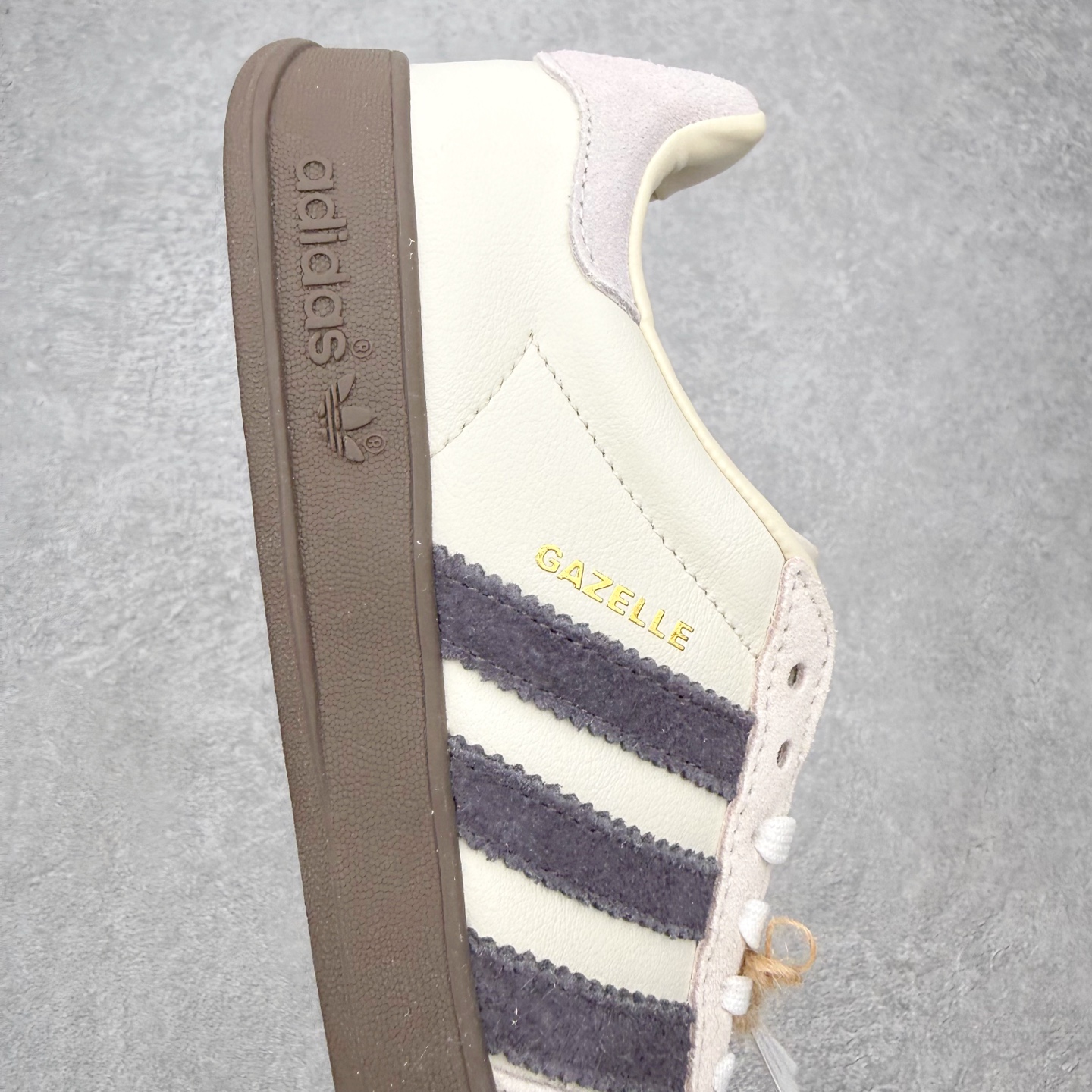 图片[6]-＃HZ AD Original Gazelle Indoor Trainers 瞪羚室内鞋系列低帮复古百搭休闲运动德训风板鞋 IH8548 口碑大厂出品 全网最全AD系列 品控大底版型不断改良更新 全套原纸板楦头开发 确保原汁原味 完美呈现桑巴版型 长期补货超性价比特供批次 原厂定制长毛翻毛皮组合环保纤维革鞋面材质 内置环保海玻璃鞋垫 外置RB橡胶大底 产品品控稳定性领先行业 原厂全套原楦原纸板冲刀磨具开发 原厂皮料加持 原厂港宝加持定型后跟R度完美 将复古进行到底 简约流畅 三十年不变经典 这款Gazelle运动鞋 无论面料、配色、质感或设计 都只在重现其1991年原款的经典 皮革鞋面 撞色三条纹和鞋跟标的设计 力求呈现90年代的经典复古风潮 Samba火热的同时 也带动了其它的复古鞋型 Gazelle便是其中一只 Gazelle Indoor拥有包边更宽的T字型鞋头 更好的保护运动员的前掌 浓浓的复古氛围感 非常适合现在流行的Cleanfit风格 尺码：36 36⅔ 37⅓ 38 38⅔ 39⅓ 40 40⅔ 41⅓ 42 42⅔ 43⅓ 44 44⅔ 45-选品中心