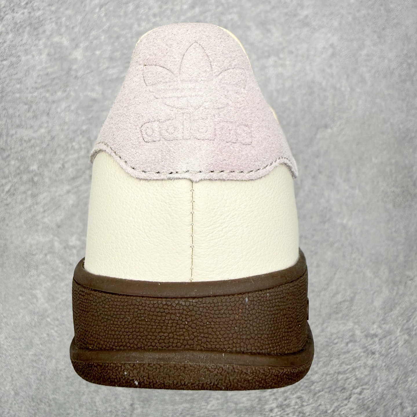 图片[8]-＃HZ AD Original Gazelle Indoor Trainers 瞪羚室内鞋系列低帮复古百搭休闲运动德训风板鞋 IH8548 口碑大厂出品 全网最全AD系列 品控大底版型不断改良更新 全套原纸板楦头开发 确保原汁原味 完美呈现桑巴版型 长期补货超性价比特供批次 原厂定制长毛翻毛皮组合环保纤维革鞋面材质 内置环保海玻璃鞋垫 外置RB橡胶大底 产品品控稳定性领先行业 原厂全套原楦原纸板冲刀磨具开发 原厂皮料加持 原厂港宝加持定型后跟R度完美 将复古进行到底 简约流畅 三十年不变经典 这款Gazelle运动鞋 无论面料、配色、质感或设计 都只在重现其1991年原款的经典 皮革鞋面 撞色三条纹和鞋跟标的设计 力求呈现90年代的经典复古风潮 Samba火热的同时 也带动了其它的复古鞋型 Gazelle便是其中一只 Gazelle Indoor拥有包边更宽的T字型鞋头 更好的保护运动员的前掌 浓浓的复古氛围感 非常适合现在流行的Cleanfit风格 尺码：36 36⅔ 37⅓ 38 38⅔ 39⅓ 40 40⅔ 41⅓ 42 42⅔ 43⅓ 44 44⅔ 45-选品中心
