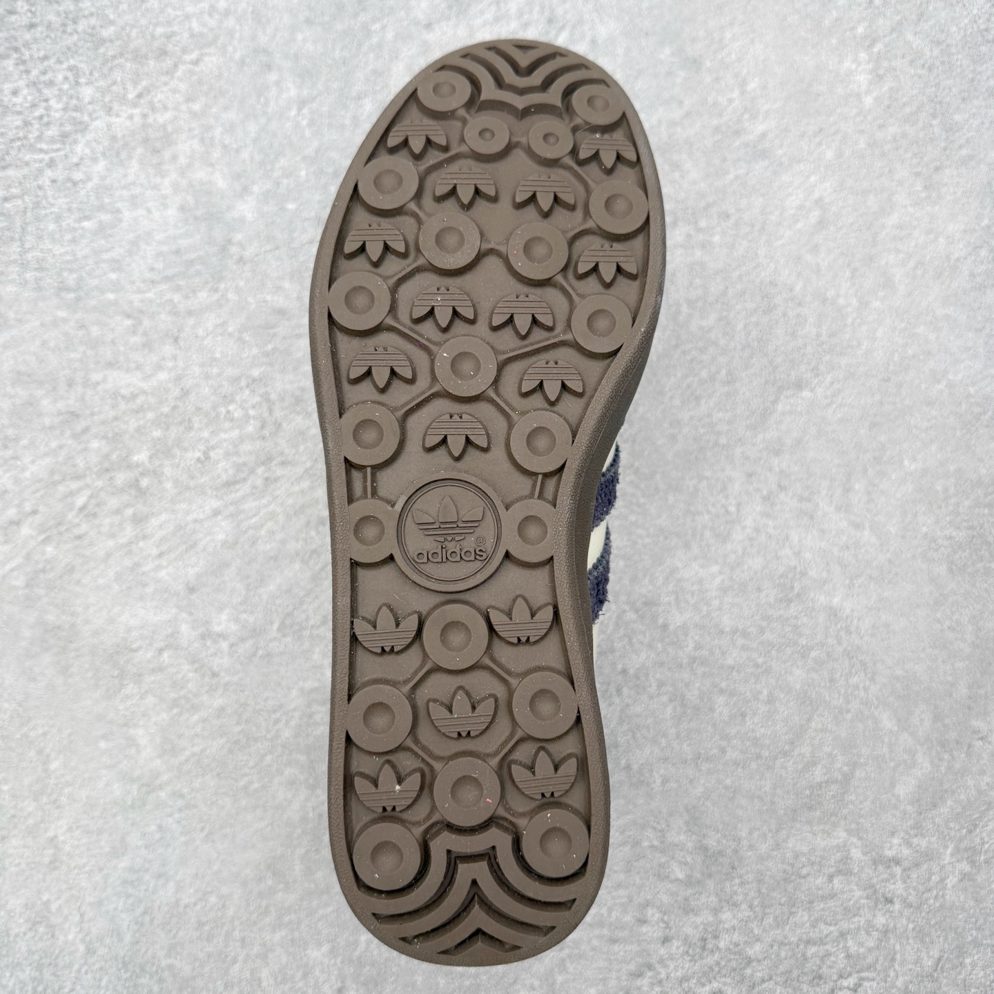 图片[9]-＃HZ AD Original Gazelle Indoor Trainers 瞪羚室内鞋系列低帮复古百搭休闲运动德训风板鞋 IH8548 口碑大厂出品 全网最全AD系列 品控大底版型不断改良更新 全套原纸板楦头开发 确保原汁原味 完美呈现桑巴版型 长期补货超性价比特供批次 原厂定制长毛翻毛皮组合环保纤维革鞋面材质 内置环保海玻璃鞋垫 外置RB橡胶大底 产品品控稳定性领先行业 原厂全套原楦原纸板冲刀磨具开发 原厂皮料加持 原厂港宝加持定型后跟R度完美 将复古进行到底 简约流畅 三十年不变经典 这款Gazelle运动鞋 无论面料、配色、质感或设计 都只在重现其1991年原款的经典 皮革鞋面 撞色三条纹和鞋跟标的设计 力求呈现90年代的经典复古风潮 Samba火热的同时 也带动了其它的复古鞋型 Gazelle便是其中一只 Gazelle Indoor拥有包边更宽的T字型鞋头 更好的保护运动员的前掌 浓浓的复古氛围感 非常适合现在流行的Cleanfit风格 尺码：36 36⅔ 37⅓ 38 38⅔ 39⅓ 40 40⅔ 41⅓ 42 42⅔ 43⅓ 44 44⅔ 45-选品中心