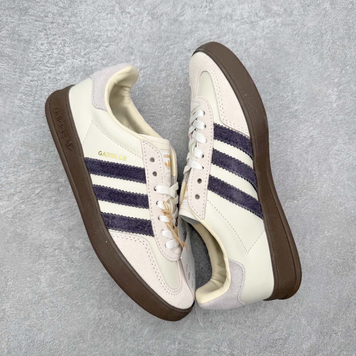 图片[3]-＃HZ AD Original Gazelle Indoor Trainers 瞪羚室内鞋系列低帮复古百搭休闲运动德训风板鞋 IH8548 口碑大厂出品 全网最全AD系列 品控大底版型不断改良更新 全套原纸板楦头开发 确保原汁原味 完美呈现桑巴版型 长期补货超性价比特供批次 原厂定制长毛翻毛皮组合环保纤维革鞋面材质 内置环保海玻璃鞋垫 外置RB橡胶大底 产品品控稳定性领先行业 原厂全套原楦原纸板冲刀磨具开发 原厂皮料加持 原厂港宝加持定型后跟R度完美 将复古进行到底 简约流畅 三十年不变经典 这款Gazelle运动鞋 无论面料、配色、质感或设计 都只在重现其1991年原款的经典 皮革鞋面 撞色三条纹和鞋跟标的设计 力求呈现90年代的经典复古风潮 Samba火热的同时 也带动了其它的复古鞋型 Gazelle便是其中一只 Gazelle Indoor拥有包边更宽的T字型鞋头 更好的保护运动员的前掌 浓浓的复古氛围感 非常适合现在流行的Cleanfit风格 尺码：36 36⅔ 37⅓ 38 38⅔ 39⅓ 40 40⅔ 41⅓ 42 42⅔ 43⅓ 44 44⅔ 45-选品中心