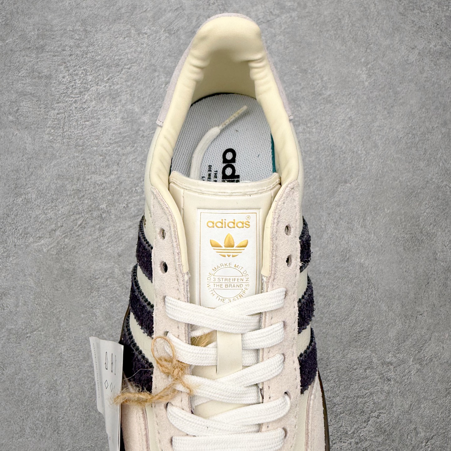 图片[5]-＃HZ AD Original Gazelle Indoor Trainers 瞪羚室内鞋系列低帮复古百搭休闲运动德训风板鞋 IH8548 口碑大厂出品 全网最全AD系列 品控大底版型不断改良更新 全套原纸板楦头开发 确保原汁原味 完美呈现桑巴版型 长期补货超性价比特供批次 原厂定制长毛翻毛皮组合环保纤维革鞋面材质 内置环保海玻璃鞋垫 外置RB橡胶大底 产品品控稳定性领先行业 原厂全套原楦原纸板冲刀磨具开发 原厂皮料加持 原厂港宝加持定型后跟R度完美 将复古进行到底 简约流畅 三十年不变经典 这款Gazelle运动鞋 无论面料、配色、质感或设计 都只在重现其1991年原款的经典 皮革鞋面 撞色三条纹和鞋跟标的设计 力求呈现90年代的经典复古风潮 Samba火热的同时 也带动了其它的复古鞋型 Gazelle便是其中一只 Gazelle Indoor拥有包边更宽的T字型鞋头 更好的保护运动员的前掌 浓浓的复古氛围感 非常适合现在流行的Cleanfit风格 尺码：36 36⅔ 37⅓ 38 38⅔ 39⅓ 40 40⅔ 41⅓ 42 42⅔ 43⅓ 44 44⅔ 45-选品中心
