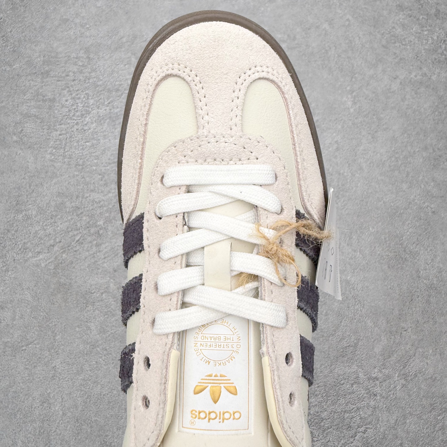 图片[4]-＃HZ AD Original Gazelle Indoor Trainers 瞪羚室内鞋系列低帮复古百搭休闲运动德训风板鞋 IH8548 口碑大厂出品 全网最全AD系列 品控大底版型不断改良更新 全套原纸板楦头开发 确保原汁原味 完美呈现桑巴版型 长期补货超性价比特供批次 原厂定制长毛翻毛皮组合环保纤维革鞋面材质 内置环保海玻璃鞋垫 外置RB橡胶大底 产品品控稳定性领先行业 原厂全套原楦原纸板冲刀磨具开发 原厂皮料加持 原厂港宝加持定型后跟R度完美 将复古进行到底 简约流畅 三十年不变经典 这款Gazelle运动鞋 无论面料、配色、质感或设计 都只在重现其1991年原款的经典 皮革鞋面 撞色三条纹和鞋跟标的设计 力求呈现90年代的经典复古风潮 Samba火热的同时 也带动了其它的复古鞋型 Gazelle便是其中一只 Gazelle Indoor拥有包边更宽的T字型鞋头 更好的保护运动员的前掌 浓浓的复古氛围感 非常适合现在流行的Cleanfit风格 尺码：36 36⅔ 37⅓ 38 38⅔ 39⅓ 40 40⅔ 41⅓ 42 42⅔ 43⅓ 44 44⅔ 45-选品中心