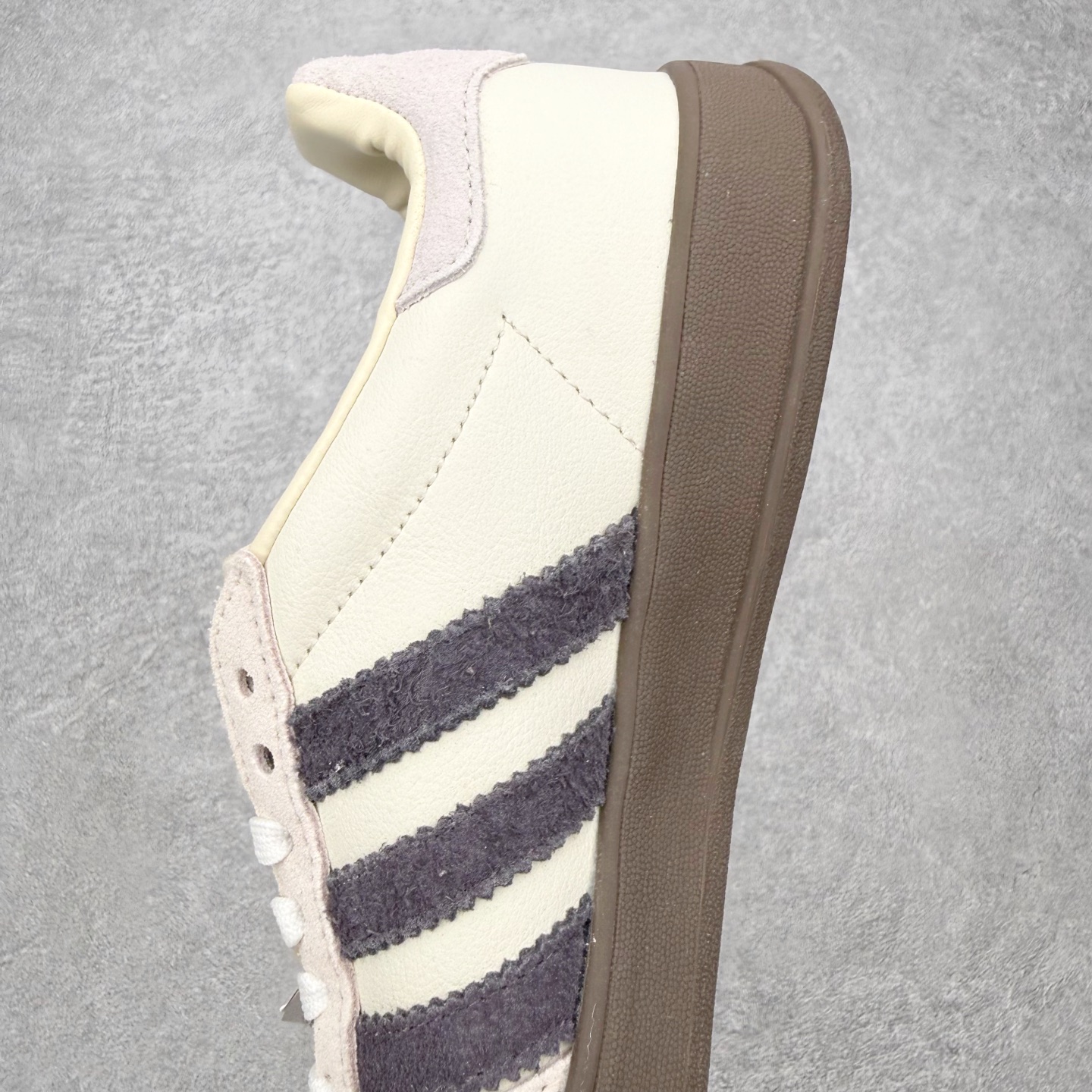 图片[7]-＃HZ AD Original Gazelle Indoor Trainers 瞪羚室内鞋系列低帮复古百搭休闲运动德训风板鞋 IH8548 口碑大厂出品 全网最全AD系列 品控大底版型不断改良更新 全套原纸板楦头开发 确保原汁原味 完美呈现桑巴版型 长期补货超性价比特供批次 原厂定制长毛翻毛皮组合环保纤维革鞋面材质 内置环保海玻璃鞋垫 外置RB橡胶大底 产品品控稳定性领先行业 原厂全套原楦原纸板冲刀磨具开发 原厂皮料加持 原厂港宝加持定型后跟R度完美 将复古进行到底 简约流畅 三十年不变经典 这款Gazelle运动鞋 无论面料、配色、质感或设计 都只在重现其1991年原款的经典 皮革鞋面 撞色三条纹和鞋跟标的设计 力求呈现90年代的经典复古风潮 Samba火热的同时 也带动了其它的复古鞋型 Gazelle便是其中一只 Gazelle Indoor拥有包边更宽的T字型鞋头 更好的保护运动员的前掌 浓浓的复古氛围感 非常适合现在流行的Cleanfit风格 尺码：36 36⅔ 37⅓ 38 38⅔ 39⅓ 40 40⅔ 41⅓ 42 42⅔ 43⅓ 44 44⅔ 45-选品中心