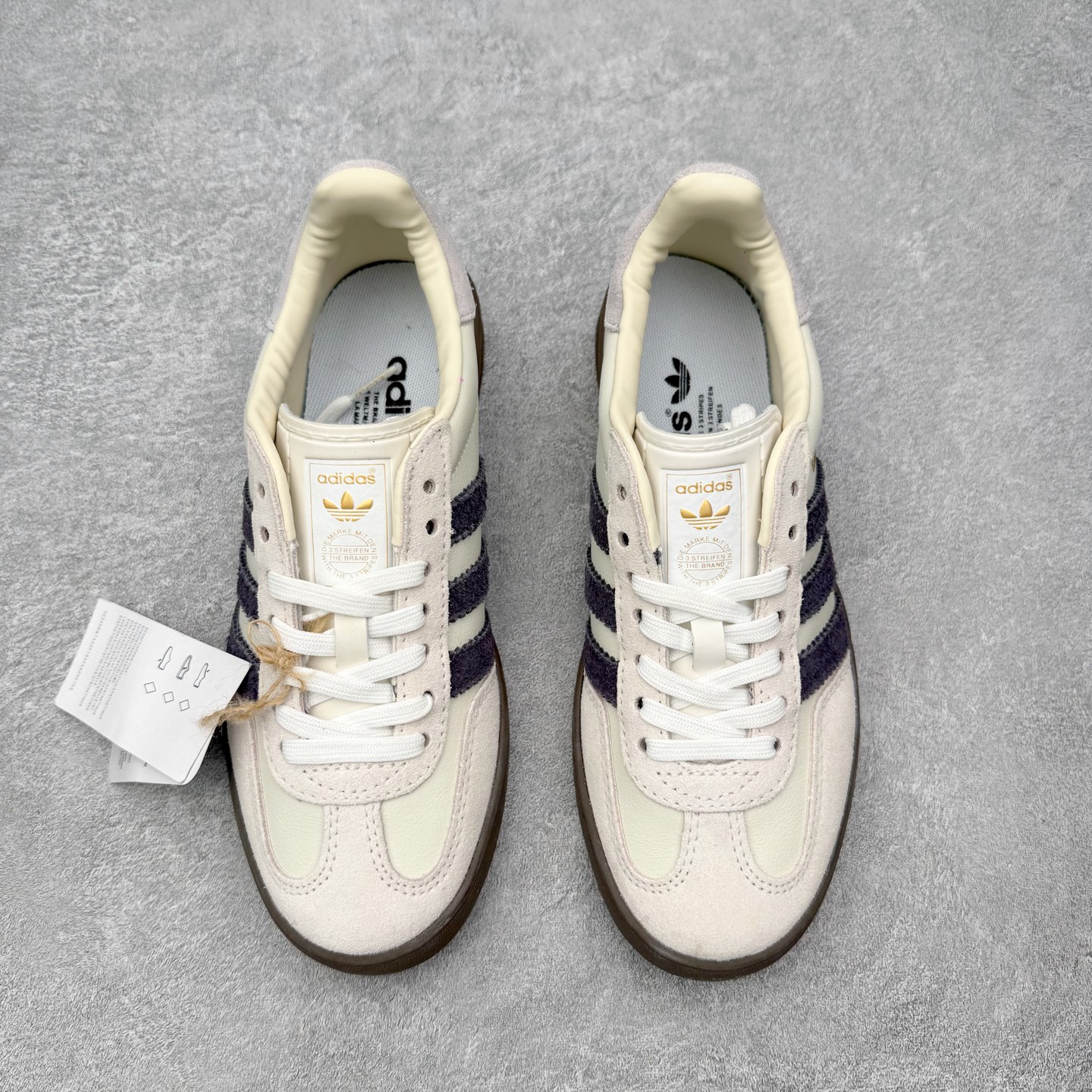 图片[2]-＃HZ AD Original Gazelle Indoor Trainers 瞪羚室内鞋系列低帮复古百搭休闲运动德训风板鞋 IH8548 口碑大厂出品 全网最全AD系列 品控大底版型不断改良更新 全套原纸板楦头开发 确保原汁原味 完美呈现桑巴版型 长期补货超性价比特供批次 原厂定制长毛翻毛皮组合环保纤维革鞋面材质 内置环保海玻璃鞋垫 外置RB橡胶大底 产品品控稳定性领先行业 原厂全套原楦原纸板冲刀磨具开发 原厂皮料加持 原厂港宝加持定型后跟R度完美 将复古进行到底 简约流畅 三十年不变经典 这款Gazelle运动鞋 无论面料、配色、质感或设计 都只在重现其1991年原款的经典 皮革鞋面 撞色三条纹和鞋跟标的设计 力求呈现90年代的经典复古风潮 Samba火热的同时 也带动了其它的复古鞋型 Gazelle便是其中一只 Gazelle Indoor拥有包边更宽的T字型鞋头 更好的保护运动员的前掌 浓浓的复古氛围感 非常适合现在流行的Cleanfit风格 尺码：36 36⅔ 37⅓ 38 38⅔ 39⅓ 40 40⅔ 41⅓ 42 42⅔ 43⅓ 44 44⅔ 45-选品中心