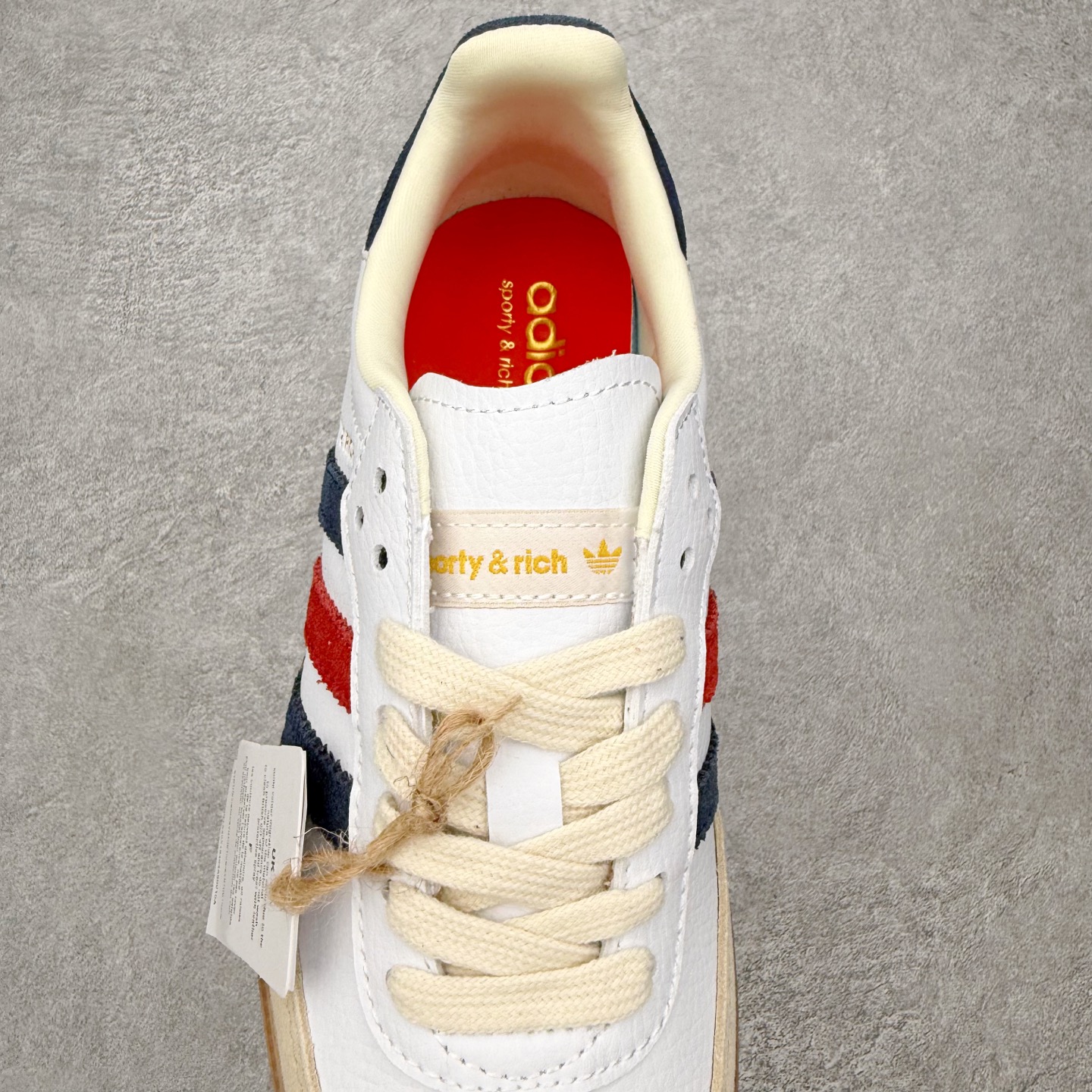 图片[5]-＃HZ AD Original Samba OG 桑巴复古经典轻便板鞋 IH8338 口碑大厂出品 全网最全AD系列 品控大底版型不断改良更新 全套原纸板楦头开发 确保原汁原味 完美呈现桑巴版型 一比一鞋头弧度高度鞋身弧度 此版本只针对中端市场 皮料材质有所更替 其他数据细节工艺流程均保持一致 绝不口嗨 细节品控鞋型随意对比 正确烫金高频细节 原装纳米超迁皮料 独家私模橡胶大底 原盒原配 这款桑巴鞋展示了高质量的工艺 带有装饰的超锁缝制和无缝的手感 柔软、柔软的皮革造型和标志性的3条纹完成了精致的外观 正规合身鞋带 鞋面上有绒面鞋垫 橡胶鞋底 享受正畸套筒软感 自50年代首次亮相以来就一直在赢得粉丝的青睐 尺码：36 36.5 37.5 38 38.5 39 40 40.5 41 42 42.5 43 44 44.5 45-选品中心