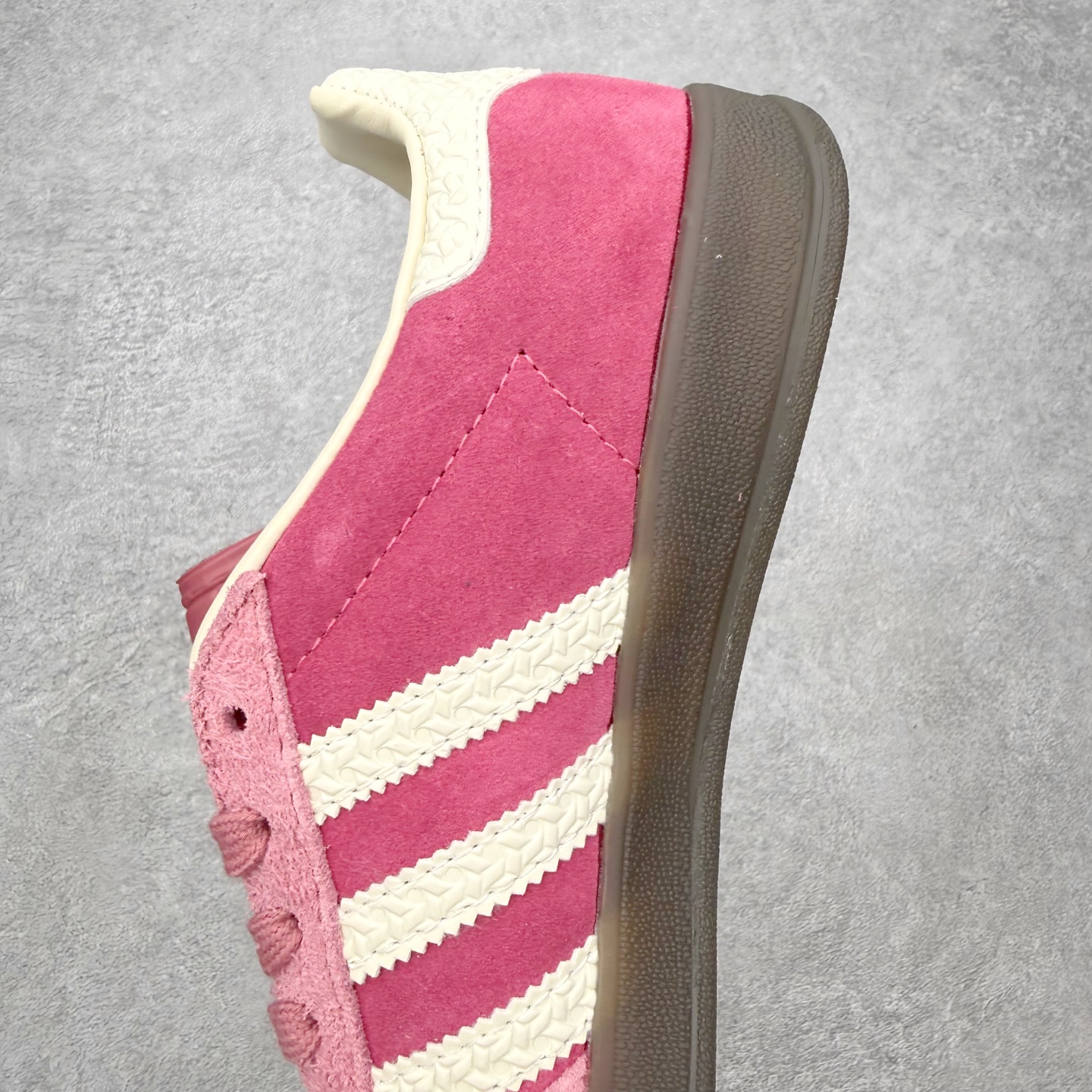 图片[7]-＃HZ AD Original Gazelle Indoor Trainers 瞪羚室内鞋系列低帮复古百搭休闲运动德训风板鞋 IF1809 口碑大厂出品 全网最全AD系列 品控大底版型不断改良更新 全套原纸板楦头开发 确保原汁原味 完美呈现桑巴版型 长期补货超性价比特供批次 原厂定制长毛翻毛皮组合环保纤维革鞋面材质 内置环保海玻璃鞋垫 外置RB橡胶大底 产品品控稳定性领先行业 原厂全套原楦原纸板冲刀磨具开发 原厂皮料加持 原厂港宝加持定型后跟R度完美 将复古进行到底 简约流畅 三十年不变经典 这款Gazelle运动鞋 无论面料、配色、质感或设计 都只在重现其1991年原款的经典 皮革鞋面 撞色三条纹和鞋跟标的设计 力求呈现90年代的经典复古风潮 Samba火热的同时 也带动了其它的复古鞋型 Gazelle便是其中一只 Gazelle Indoor拥有包边更宽的T字型鞋头 更好的保护运动员的前掌 浓浓的复古氛围感 非常适合现在流行的Cleanfit风格 尺码：36 36⅔ 37⅓ 38 38⅔ 39⅓ 40 40⅔ 41⅓ 42 42⅔ 43⅓ 44 44⅔ 45-选品中心