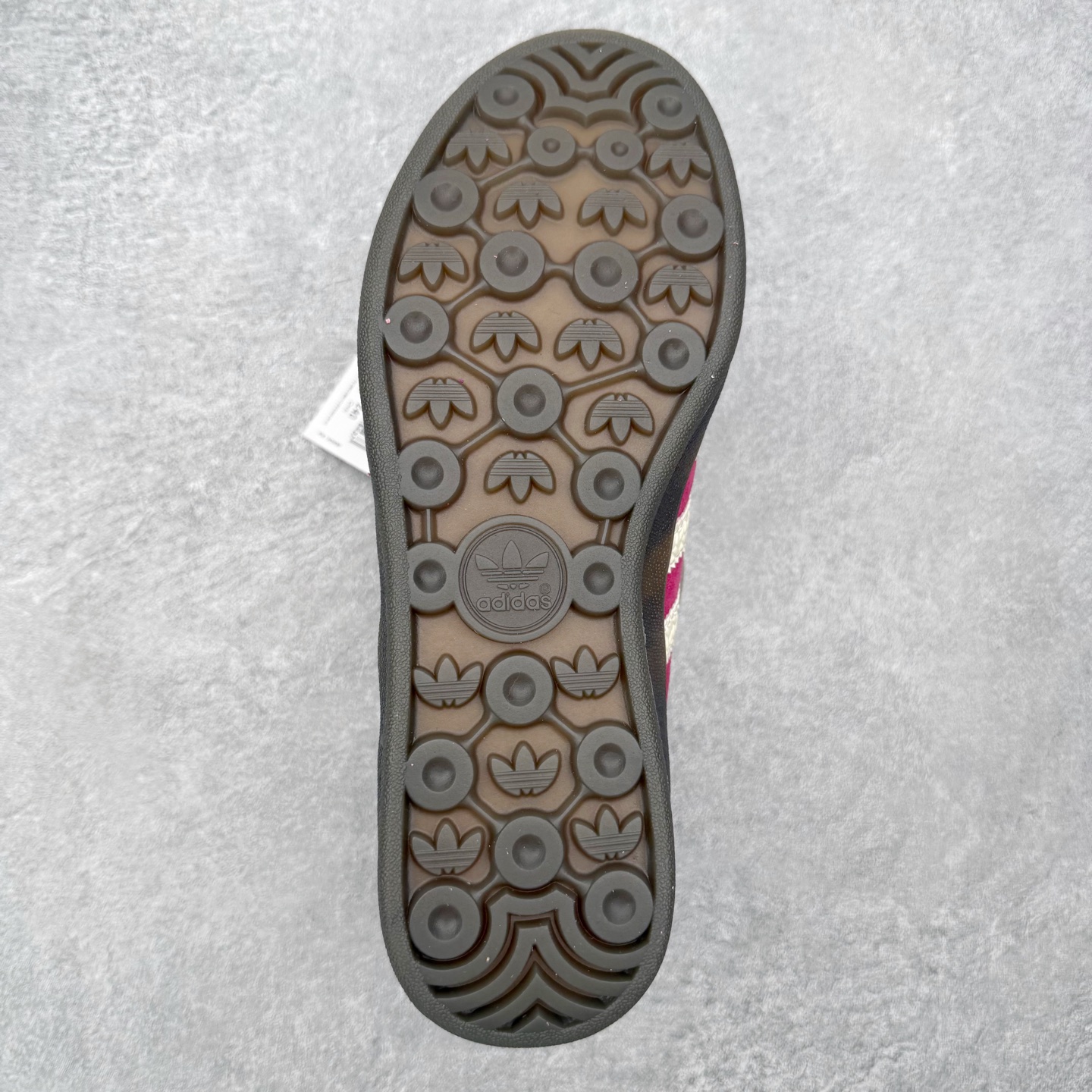 图片[9]-＃HZ AD Original Gazelle Indoor Trainers 瞪羚室内鞋系列低帮复古百搭休闲运动德训风板鞋 IF1809 口碑大厂出品 全网最全AD系列 品控大底版型不断改良更新 全套原纸板楦头开发 确保原汁原味 完美呈现桑巴版型 长期补货超性价比特供批次 原厂定制长毛翻毛皮组合环保纤维革鞋面材质 内置环保海玻璃鞋垫 外置RB橡胶大底 产品品控稳定性领先行业 原厂全套原楦原纸板冲刀磨具开发 原厂皮料加持 原厂港宝加持定型后跟R度完美 将复古进行到底 简约流畅 三十年不变经典 这款Gazelle运动鞋 无论面料、配色、质感或设计 都只在重现其1991年原款的经典 皮革鞋面 撞色三条纹和鞋跟标的设计 力求呈现90年代的经典复古风潮 Samba火热的同时 也带动了其它的复古鞋型 Gazelle便是其中一只 Gazelle Indoor拥有包边更宽的T字型鞋头 更好的保护运动员的前掌 浓浓的复古氛围感 非常适合现在流行的Cleanfit风格 尺码：36 36⅔ 37⅓ 38 38⅔ 39⅓ 40 40⅔ 41⅓ 42 42⅔ 43⅓ 44 44⅔ 45-选品中心