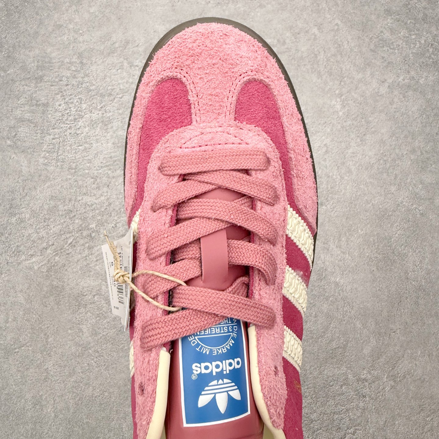 图片[4]-＃HZ AD Original Gazelle Indoor Trainers 瞪羚室内鞋系列低帮复古百搭休闲运动德训风板鞋 IF1809 口碑大厂出品 全网最全AD系列 品控大底版型不断改良更新 全套原纸板楦头开发 确保原汁原味 完美呈现桑巴版型 长期补货超性价比特供批次 原厂定制长毛翻毛皮组合环保纤维革鞋面材质 内置环保海玻璃鞋垫 外置RB橡胶大底 产品品控稳定性领先行业 原厂全套原楦原纸板冲刀磨具开发 原厂皮料加持 原厂港宝加持定型后跟R度完美 将复古进行到底 简约流畅 三十年不变经典 这款Gazelle运动鞋 无论面料、配色、质感或设计 都只在重现其1991年原款的经典 皮革鞋面 撞色三条纹和鞋跟标的设计 力求呈现90年代的经典复古风潮 Samba火热的同时 也带动了其它的复古鞋型 Gazelle便是其中一只 Gazelle Indoor拥有包边更宽的T字型鞋头 更好的保护运动员的前掌 浓浓的复古氛围感 非常适合现在流行的Cleanfit风格 尺码：36 36⅔ 37⅓ 38 38⅔ 39⅓ 40 40⅔ 41⅓ 42 42⅔ 43⅓ 44 44⅔ 45-选品中心