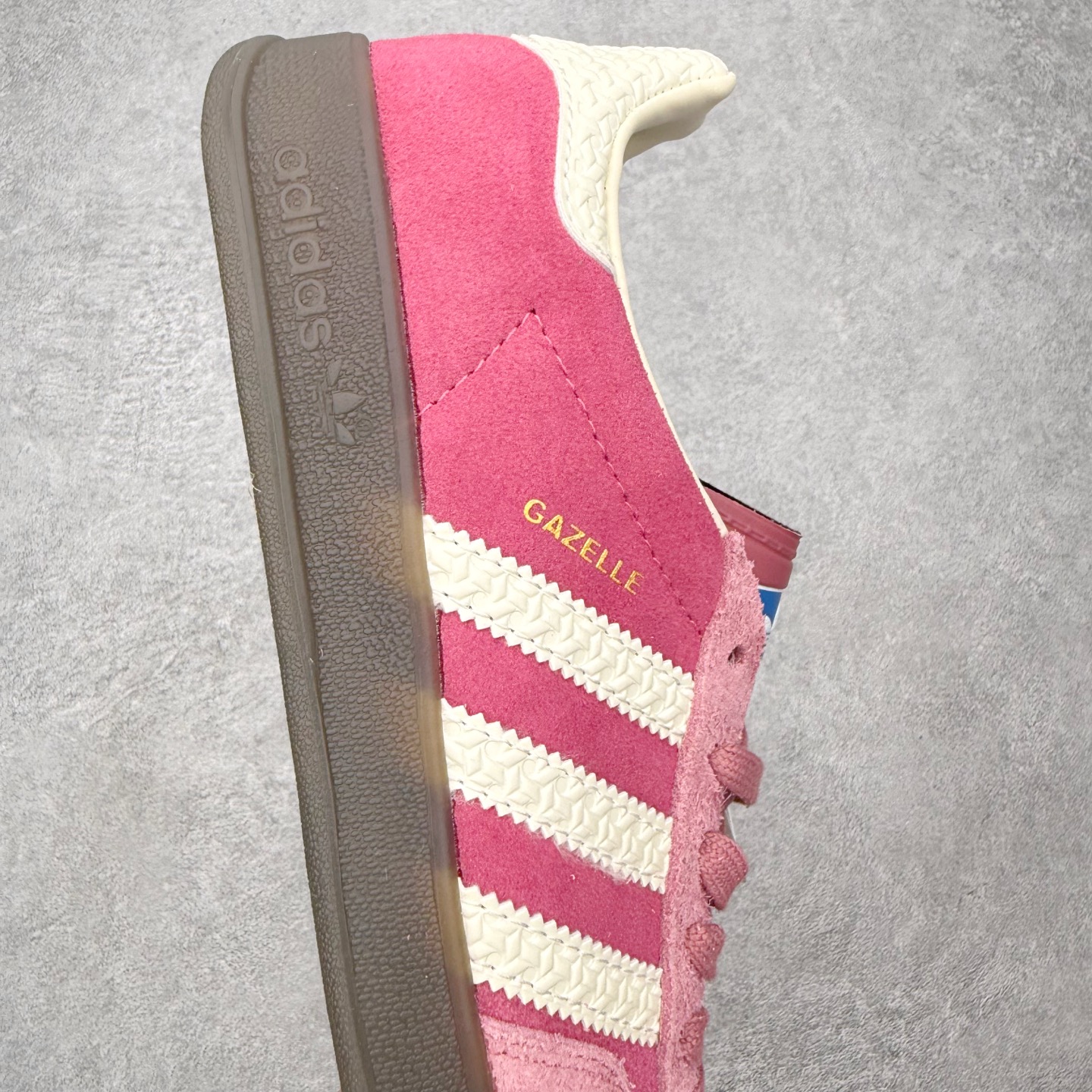 图片[6]-＃HZ AD Original Gazelle Indoor Trainers 瞪羚室内鞋系列低帮复古百搭休闲运动德训风板鞋 IF1809 口碑大厂出品 全网最全AD系列 品控大底版型不断改良更新 全套原纸板楦头开发 确保原汁原味 完美呈现桑巴版型 长期补货超性价比特供批次 原厂定制长毛翻毛皮组合环保纤维革鞋面材质 内置环保海玻璃鞋垫 外置RB橡胶大底 产品品控稳定性领先行业 原厂全套原楦原纸板冲刀磨具开发 原厂皮料加持 原厂港宝加持定型后跟R度完美 将复古进行到底 简约流畅 三十年不变经典 这款Gazelle运动鞋 无论面料、配色、质感或设计 都只在重现其1991年原款的经典 皮革鞋面 撞色三条纹和鞋跟标的设计 力求呈现90年代的经典复古风潮 Samba火热的同时 也带动了其它的复古鞋型 Gazelle便是其中一只 Gazelle Indoor拥有包边更宽的T字型鞋头 更好的保护运动员的前掌 浓浓的复古氛围感 非常适合现在流行的Cleanfit风格 尺码：36 36⅔ 37⅓ 38 38⅔ 39⅓ 40 40⅔ 41⅓ 42 42⅔ 43⅓ 44 44⅔ 45-选品中心