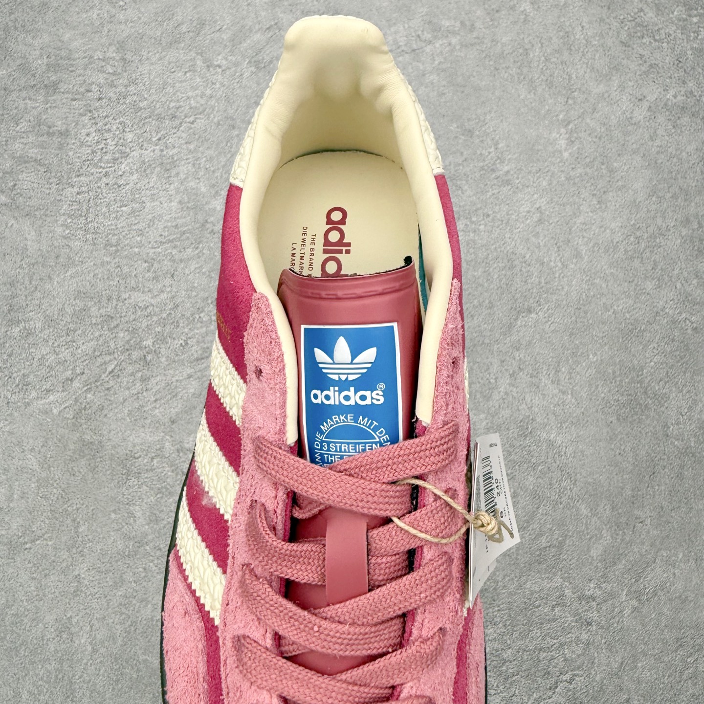 图片[5]-＃HZ AD Original Gazelle Indoor Trainers 瞪羚室内鞋系列低帮复古百搭休闲运动德训风板鞋 IF1809 口碑大厂出品 全网最全AD系列 品控大底版型不断改良更新 全套原纸板楦头开发 确保原汁原味 完美呈现桑巴版型 长期补货超性价比特供批次 原厂定制长毛翻毛皮组合环保纤维革鞋面材质 内置环保海玻璃鞋垫 外置RB橡胶大底 产品品控稳定性领先行业 原厂全套原楦原纸板冲刀磨具开发 原厂皮料加持 原厂港宝加持定型后跟R度完美 将复古进行到底 简约流畅 三十年不变经典 这款Gazelle运动鞋 无论面料、配色、质感或设计 都只在重现其1991年原款的经典 皮革鞋面 撞色三条纹和鞋跟标的设计 力求呈现90年代的经典复古风潮 Samba火热的同时 也带动了其它的复古鞋型 Gazelle便是其中一只 Gazelle Indoor拥有包边更宽的T字型鞋头 更好的保护运动员的前掌 浓浓的复古氛围感 非常适合现在流行的Cleanfit风格 尺码：36 36⅔ 37⅓ 38 38⅔ 39⅓ 40 40⅔ 41⅓ 42 42⅔ 43⅓ 44 44⅔ 45-选品中心