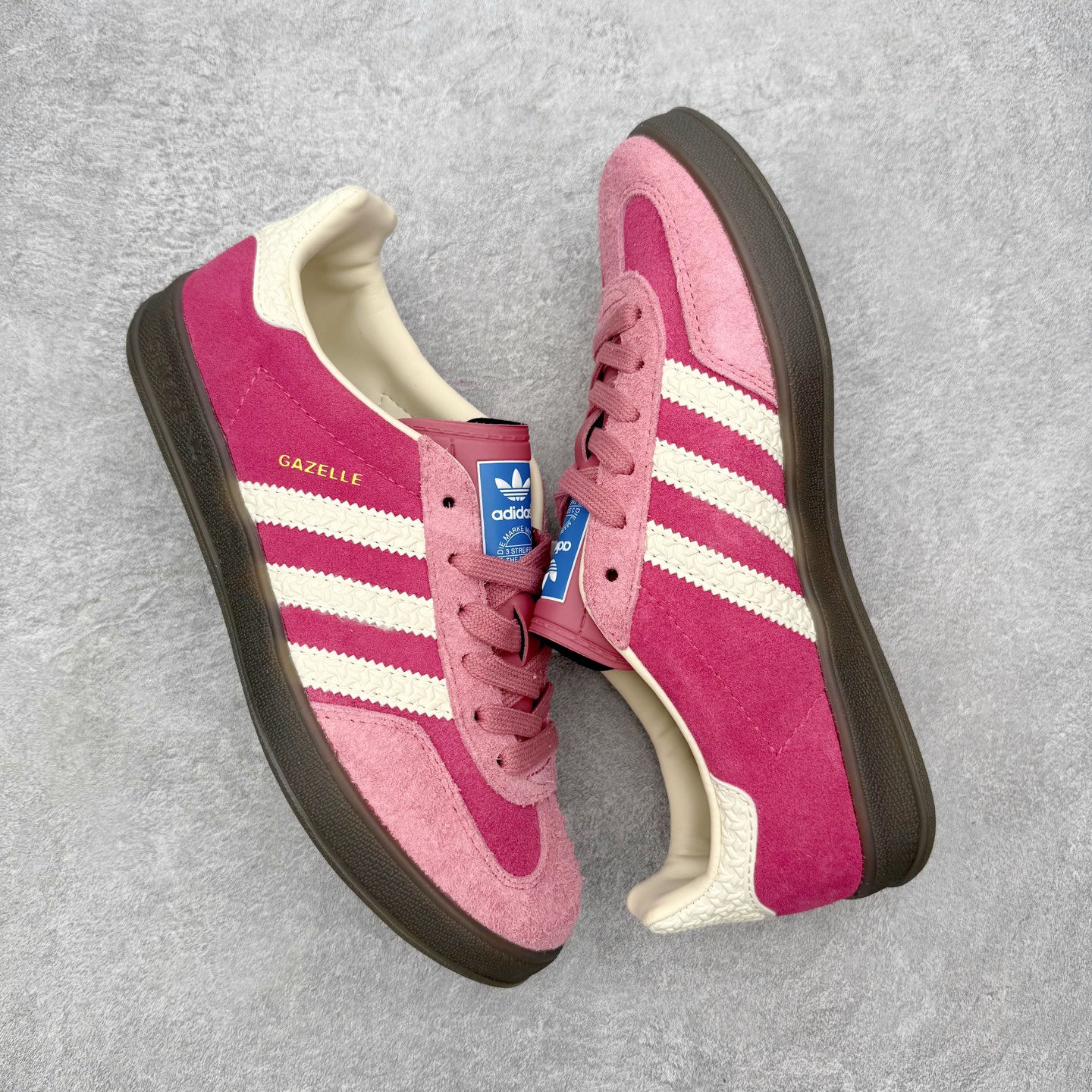 图片[3]-＃HZ AD Original Gazelle Indoor Trainers 瞪羚室内鞋系列低帮复古百搭休闲运动德训风板鞋 IF1809 口碑大厂出品 全网最全AD系列 品控大底版型不断改良更新 全套原纸板楦头开发 确保原汁原味 完美呈现桑巴版型 长期补货超性价比特供批次 原厂定制长毛翻毛皮组合环保纤维革鞋面材质 内置环保海玻璃鞋垫 外置RB橡胶大底 产品品控稳定性领先行业 原厂全套原楦原纸板冲刀磨具开发 原厂皮料加持 原厂港宝加持定型后跟R度完美 将复古进行到底 简约流畅 三十年不变经典 这款Gazelle运动鞋 无论面料、配色、质感或设计 都只在重现其1991年原款的经典 皮革鞋面 撞色三条纹和鞋跟标的设计 力求呈现90年代的经典复古风潮 Samba火热的同时 也带动了其它的复古鞋型 Gazelle便是其中一只 Gazelle Indoor拥有包边更宽的T字型鞋头 更好的保护运动员的前掌 浓浓的复古氛围感 非常适合现在流行的Cleanfit风格 尺码：36 36⅔ 37⅓ 38 38⅔ 39⅓ 40 40⅔ 41⅓ 42 42⅔ 43⅓ 44 44⅔ 45-选品中心