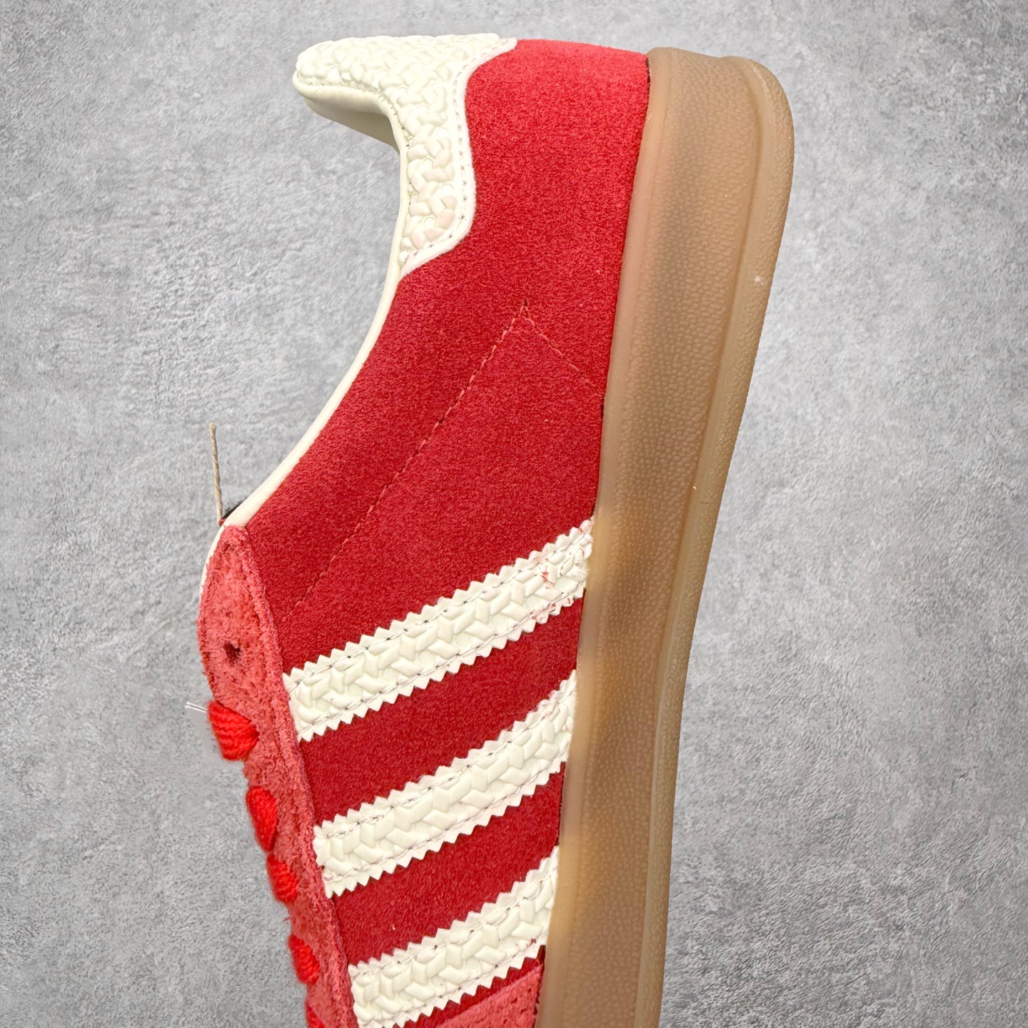 图片[7]-＃HZ AD Original Gazelle Indoor Trainers 瞪羚室内鞋系列低帮复古百搭休闲运动德训风板鞋 IF1808 口碑大厂出品 全网最全AD系列 品控大底版型不断改良更新 全套原纸板楦头开发 确保原汁原味 完美呈现桑巴版型 长期补货超性价比特供批次 原厂定制长毛翻毛皮组合环保纤维革鞋面材质 内置环保海玻璃鞋垫 外置RB橡胶大底 产品品控稳定性领先行业 原厂全套原楦原纸板冲刀磨具开发 原厂皮料加持 原厂港宝加持定型后跟R度完美 将复古进行到底 简约流畅 三十年不变经典 这款Gazelle运动鞋 无论面料、配色、质感或设计 都只在重现其1991年原款的经典 皮革鞋面 撞色三条纹和鞋跟标的设计 力求呈现90年代的经典复古风潮 Samba火热的同时 也带动了其它的复古鞋型 Gazelle便是其中一只 Gazelle Indoor拥有包边更宽的T字型鞋头 更好的保护运动员的前掌 浓浓的复古氛围感 非常适合现在流行的Cleanfit风格 尺码：36 36⅔ 37⅓ 38 38⅔ 39⅓ 40 40⅔ 41⅓ 42 42⅔ 43⅓ 44 44⅔ 45-选品中心